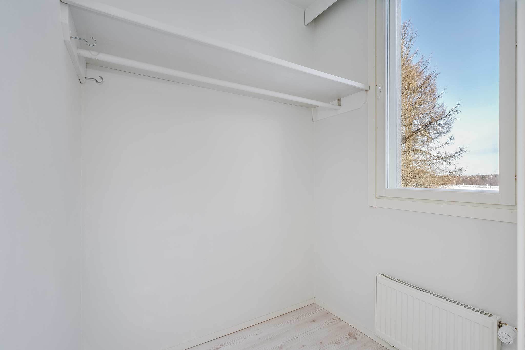 Vaatehuoneessa on myös ikkuna, voisi toimia hyvin työtilana