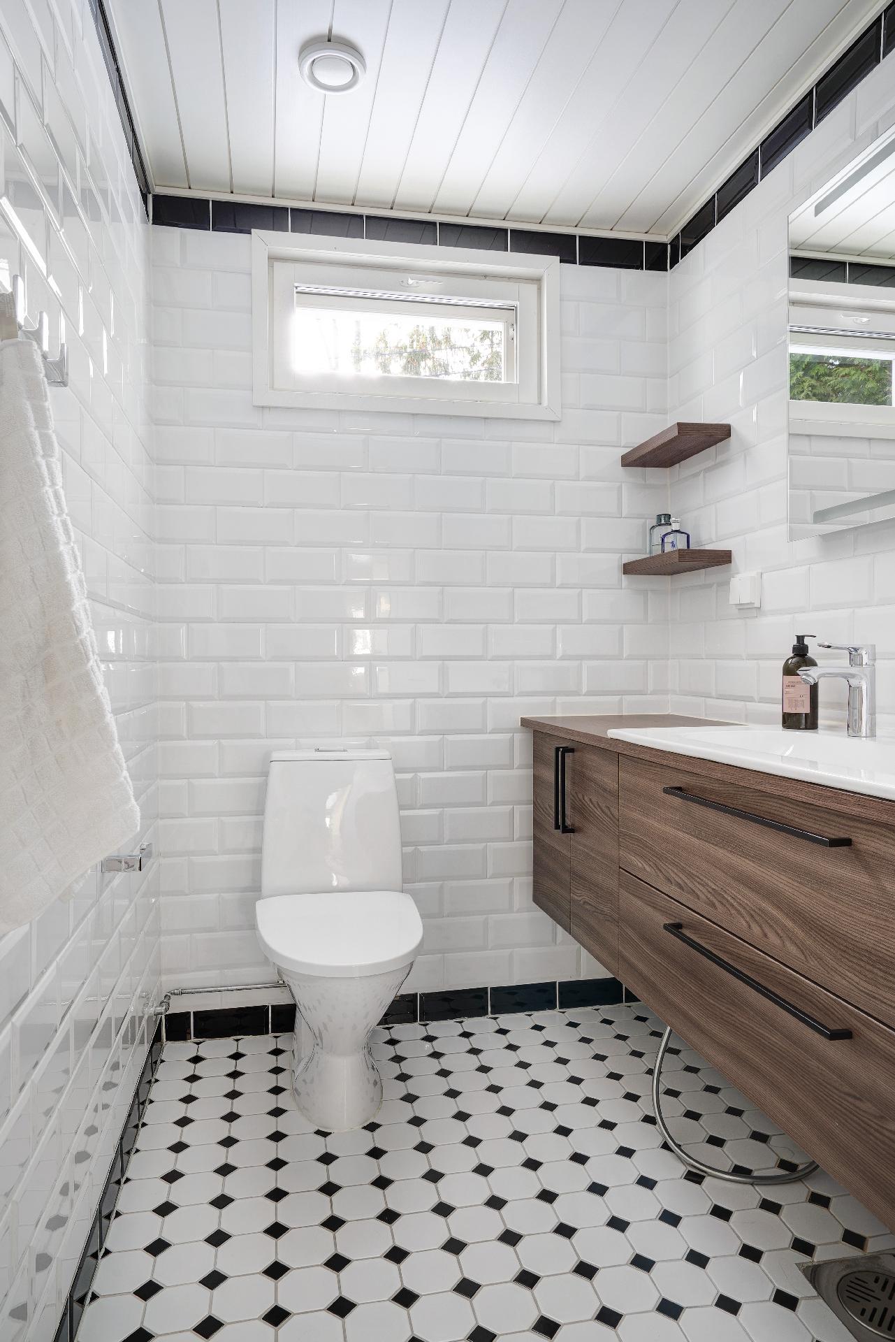 Alakerran erillinen wc