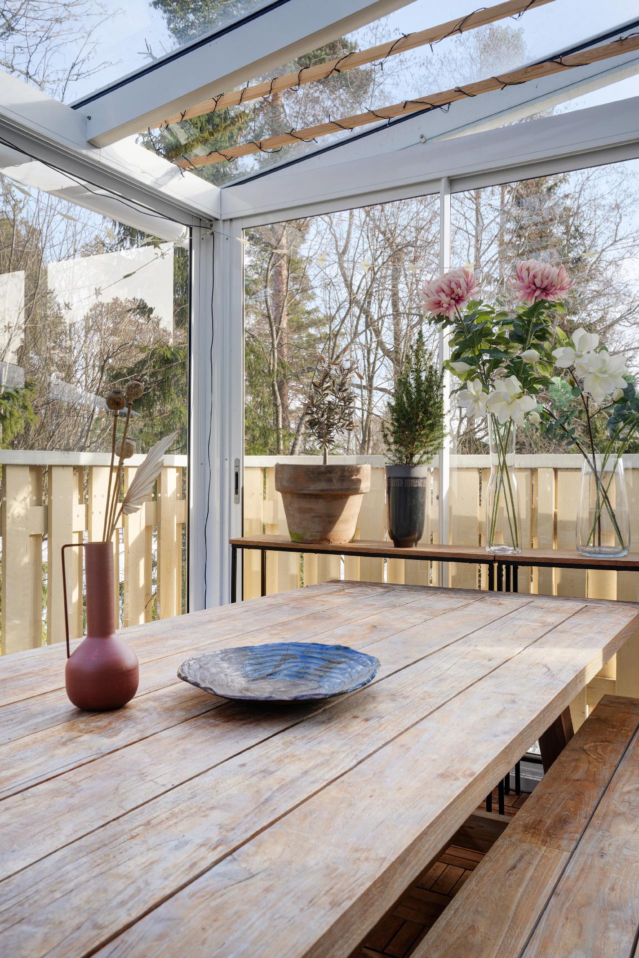 Katettu terassiparveke tuo lisätilaa yläkertaan