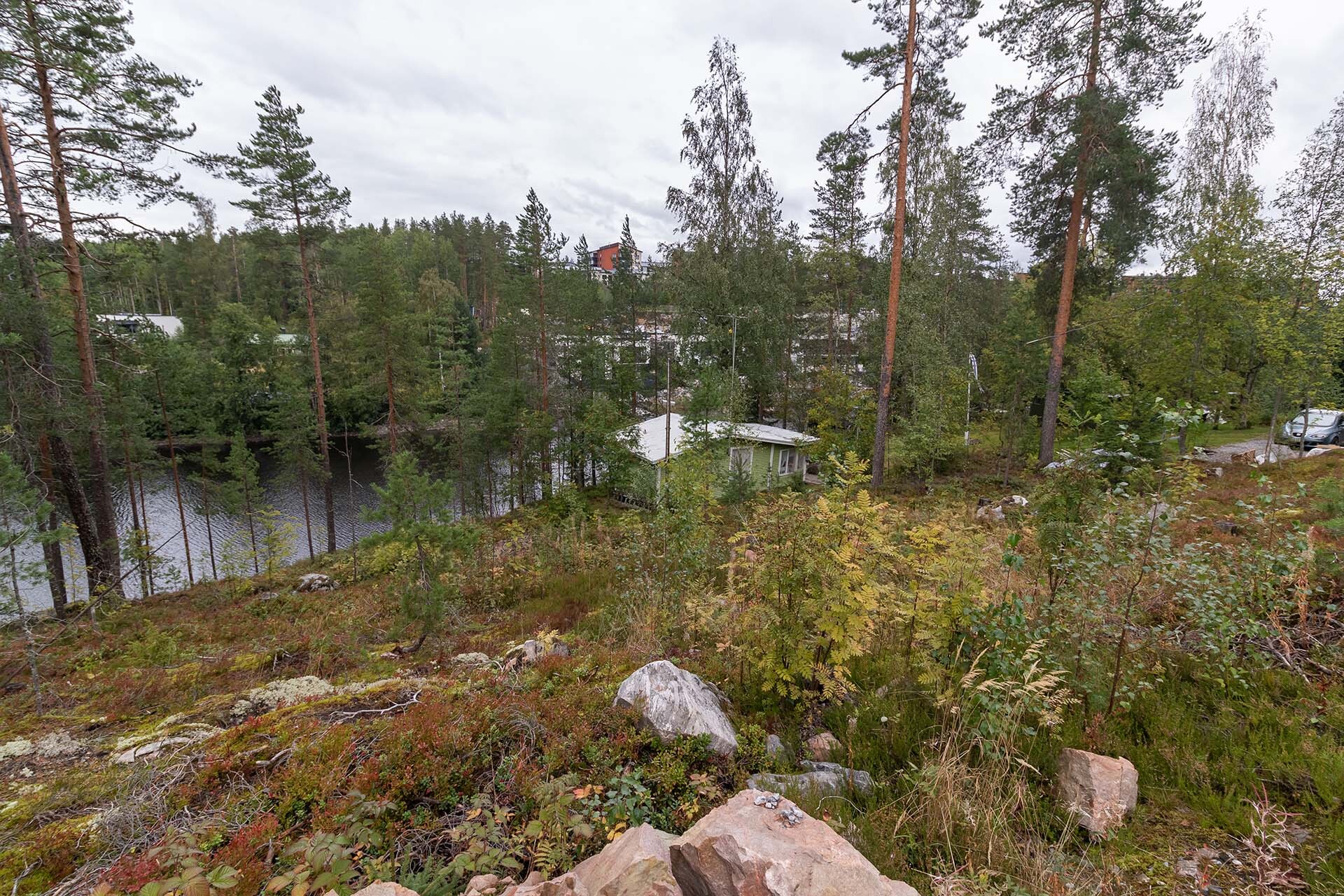 tontin leveys noin 15 metriä