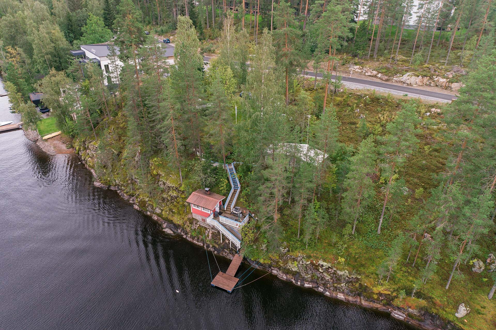 Tontti saunarakennuksen oikealla puolella