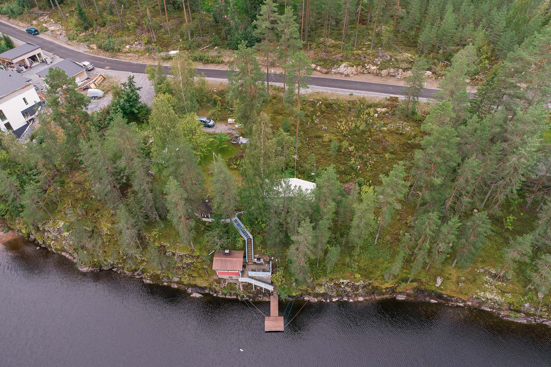tontti laiturista katsottuna oikealla