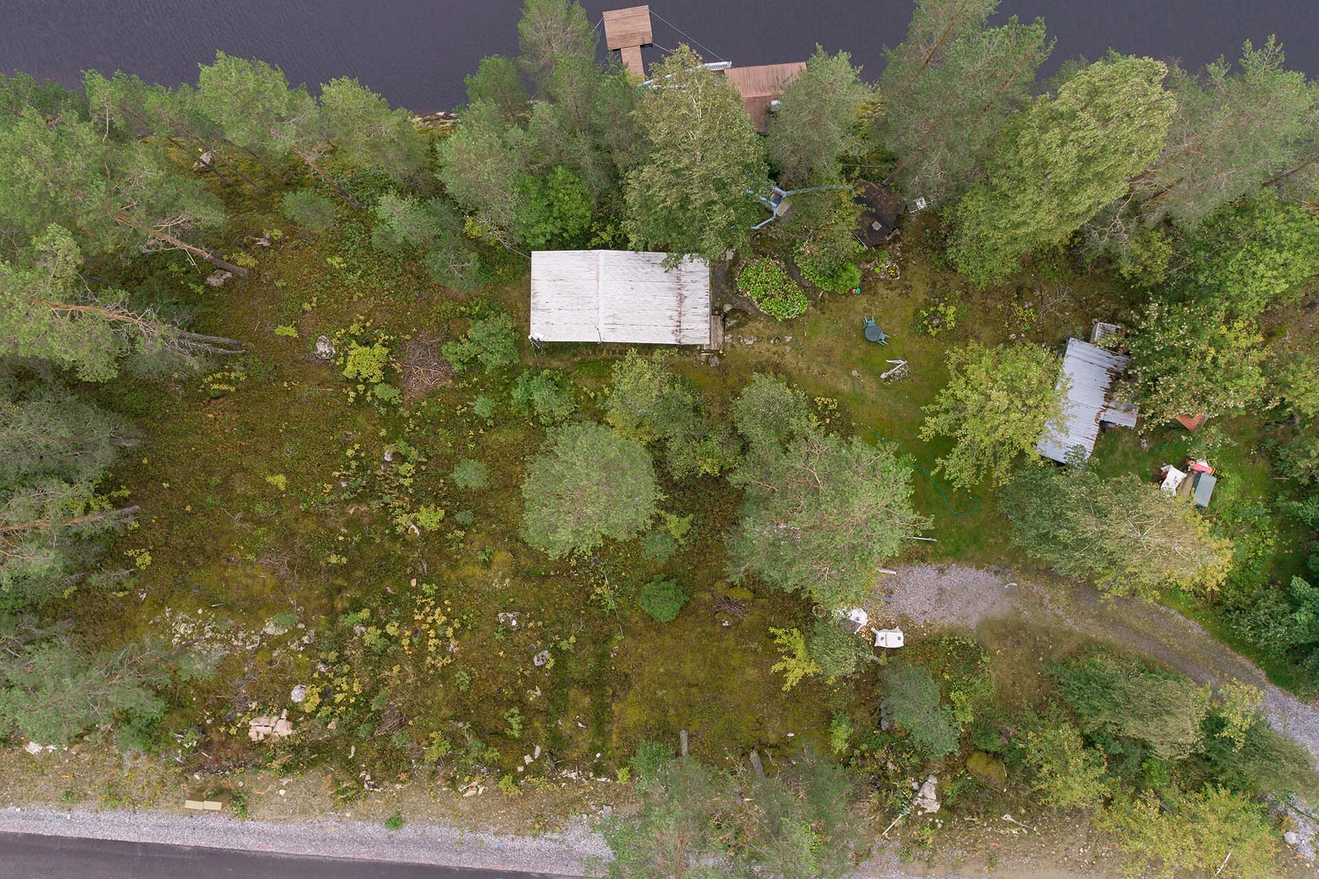 tontin raja kulkee n. 2 metriä mökin vasemmalla puolella