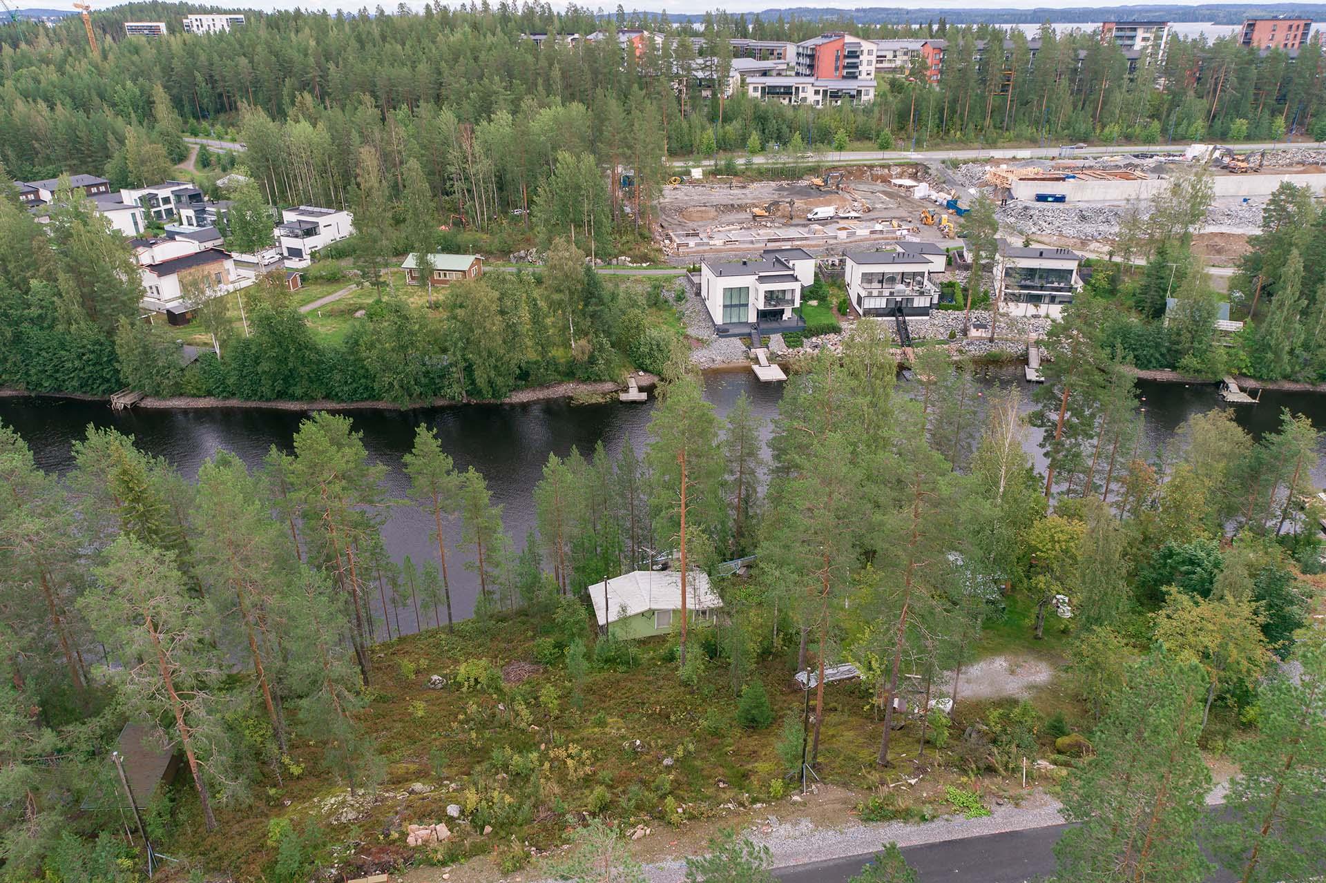 kesämökin katto pilkistää