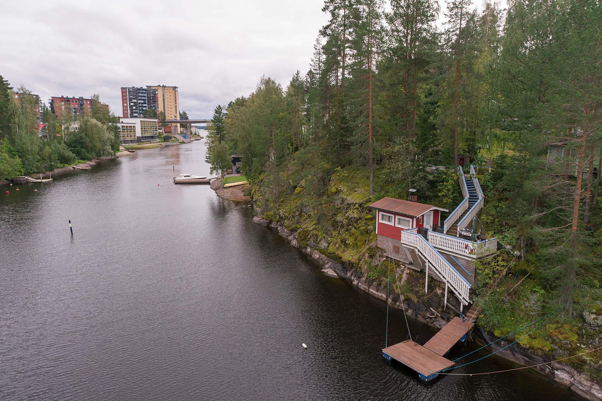 rannassa laituri valmiina