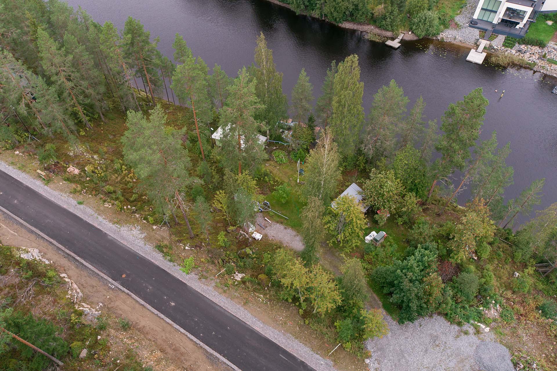 liittymät tontin rajalla