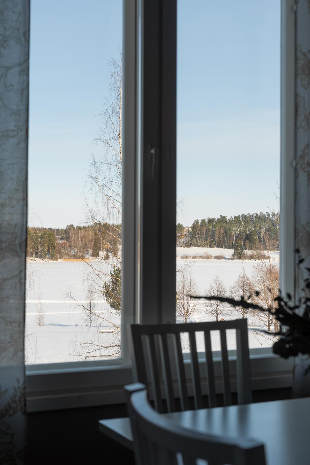 Järvinäkymää ruokailutilasta