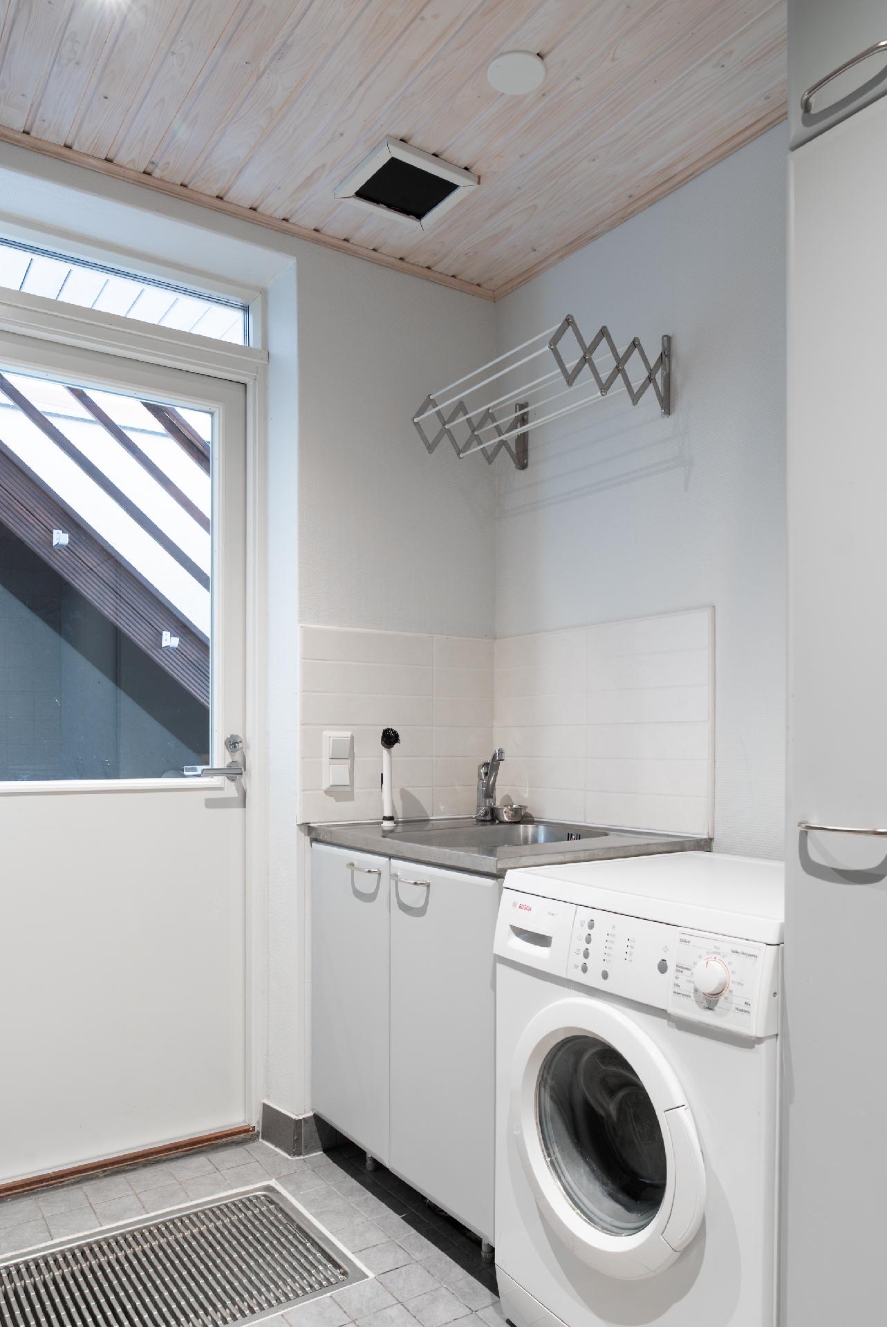 Kodinhoitohuoneesta käynti ulos