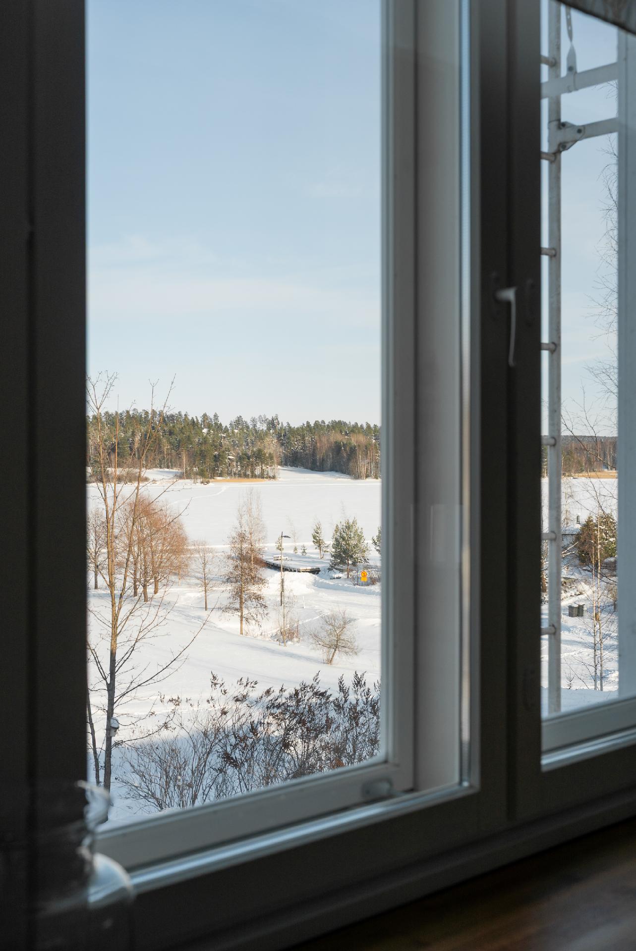 Järvinäkymää keittiöstä