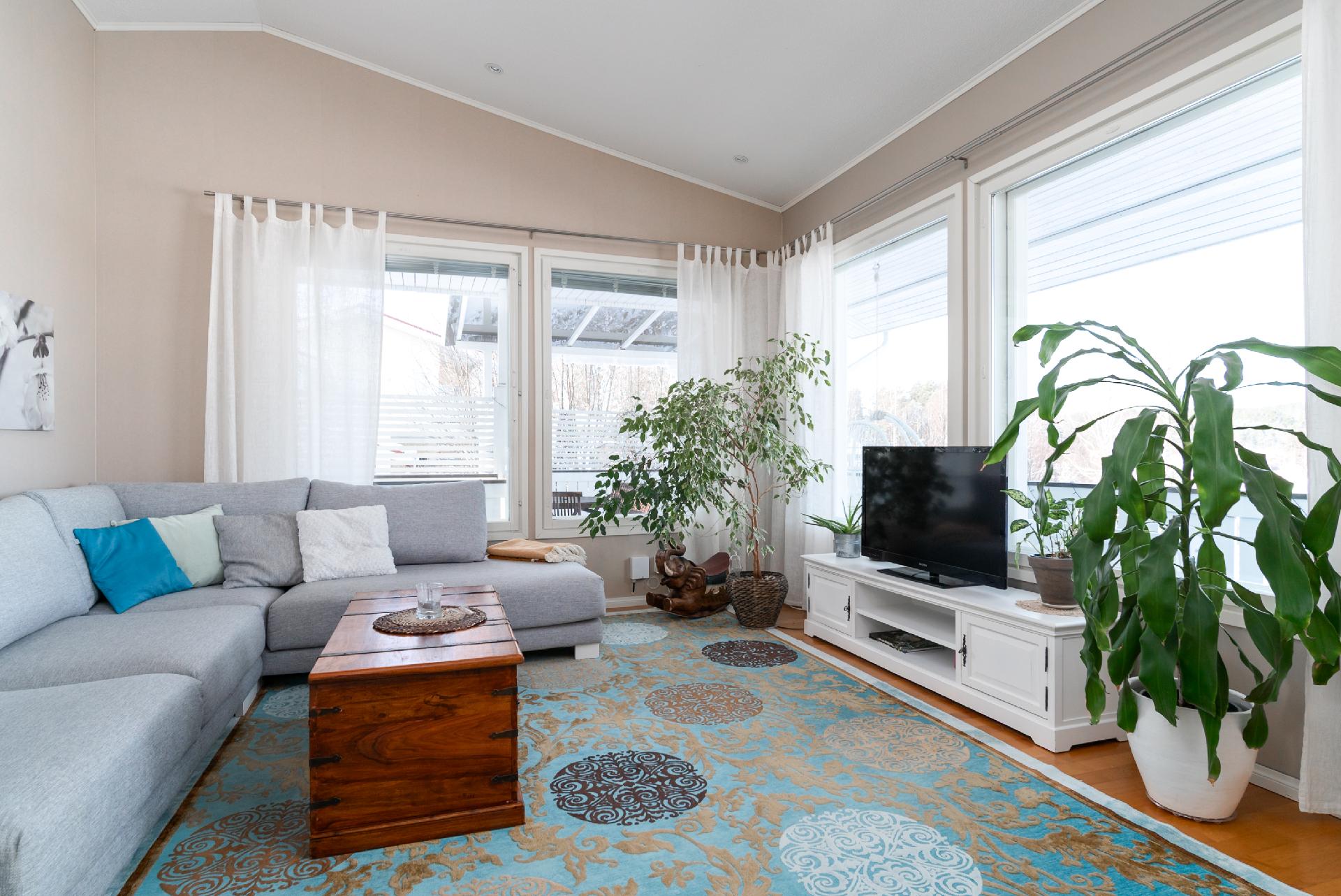 Olohuone korkeaa tilaa