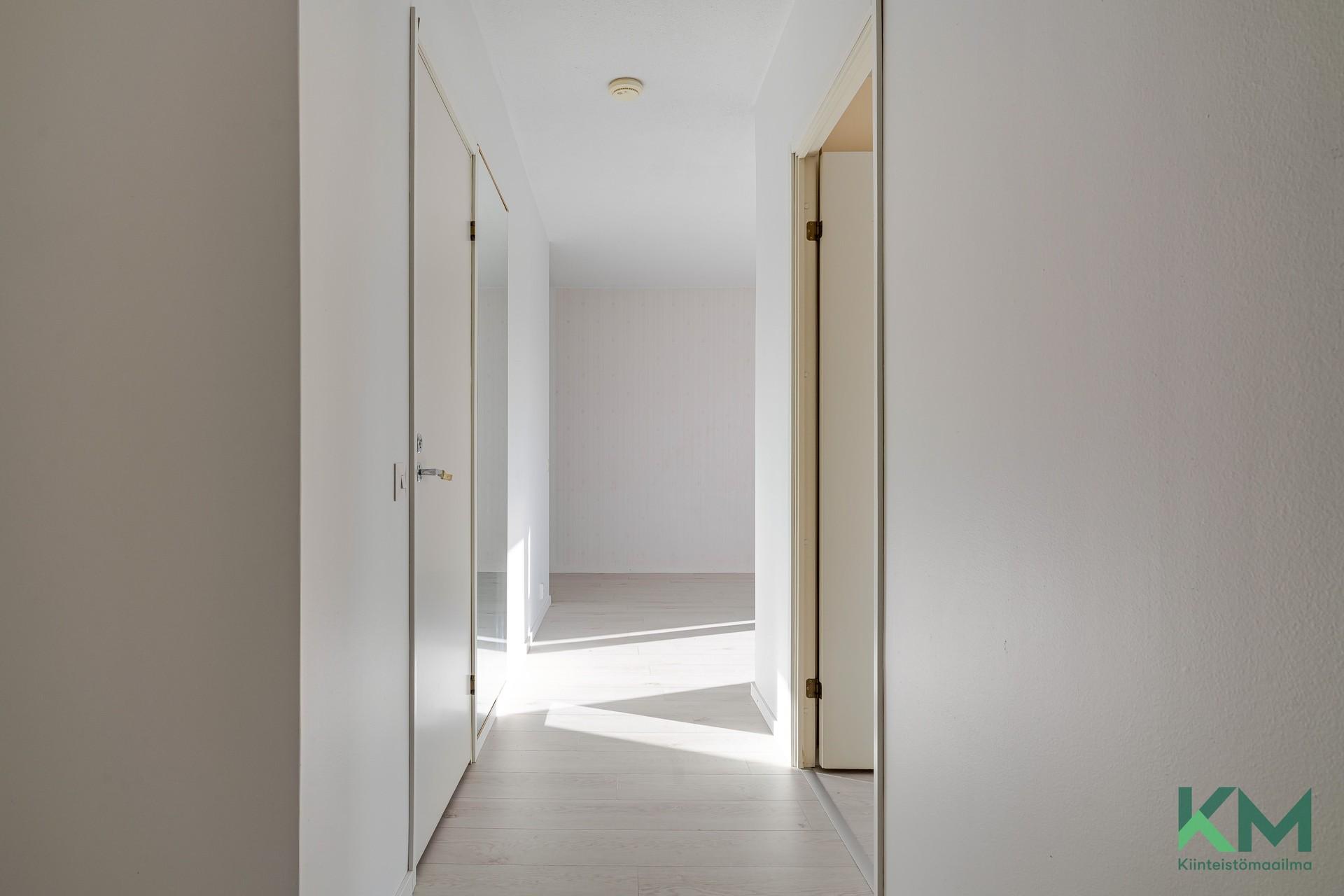 Eteisestä huoneistoon päin