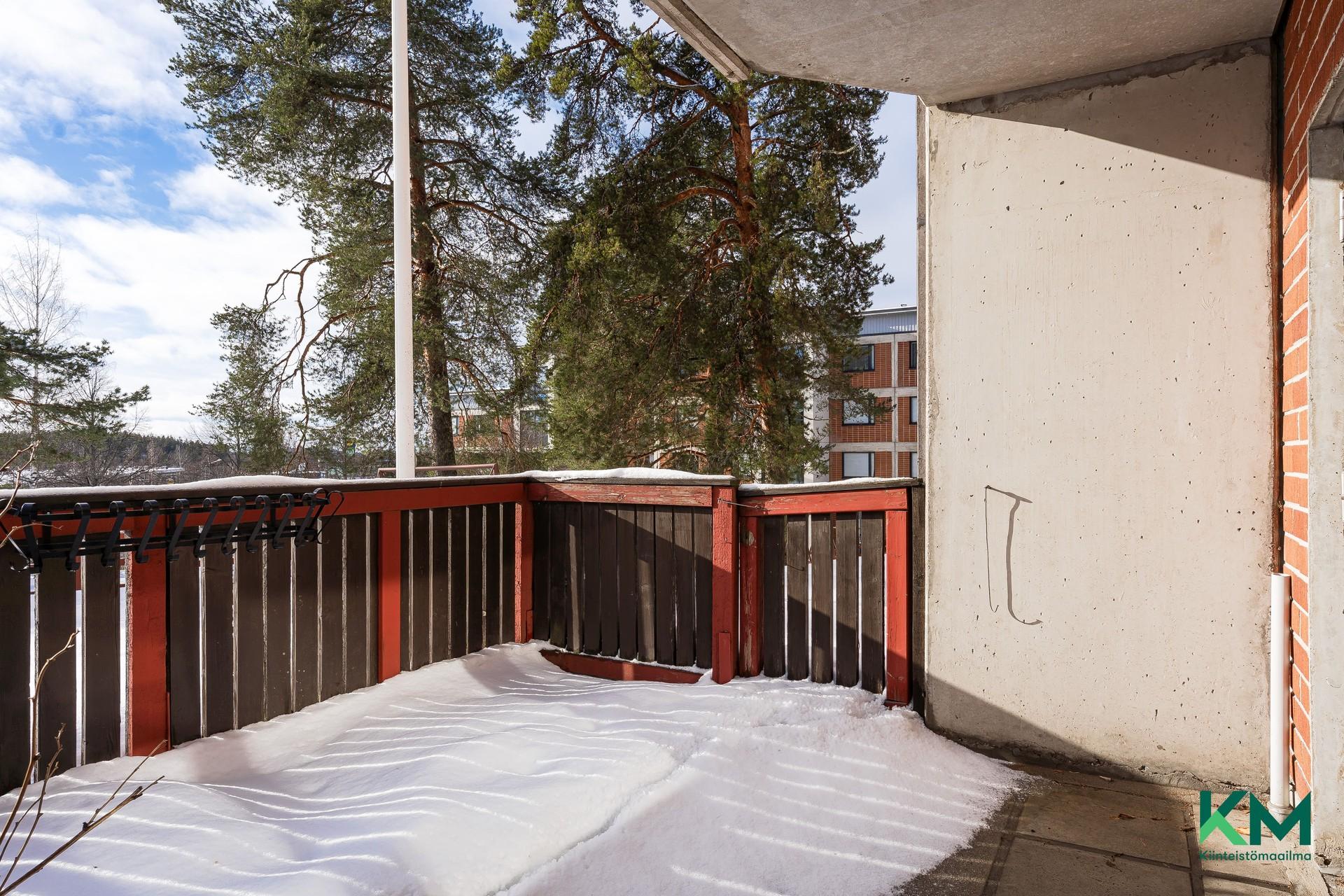 Oma piha josta käynti myös taloyhtiön pihalle