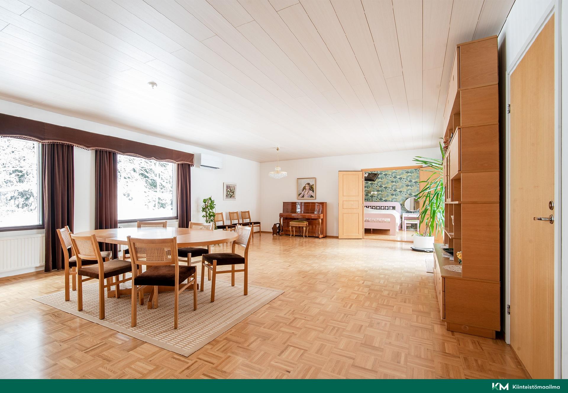 Näkymä eteisestä olohuoneeseen