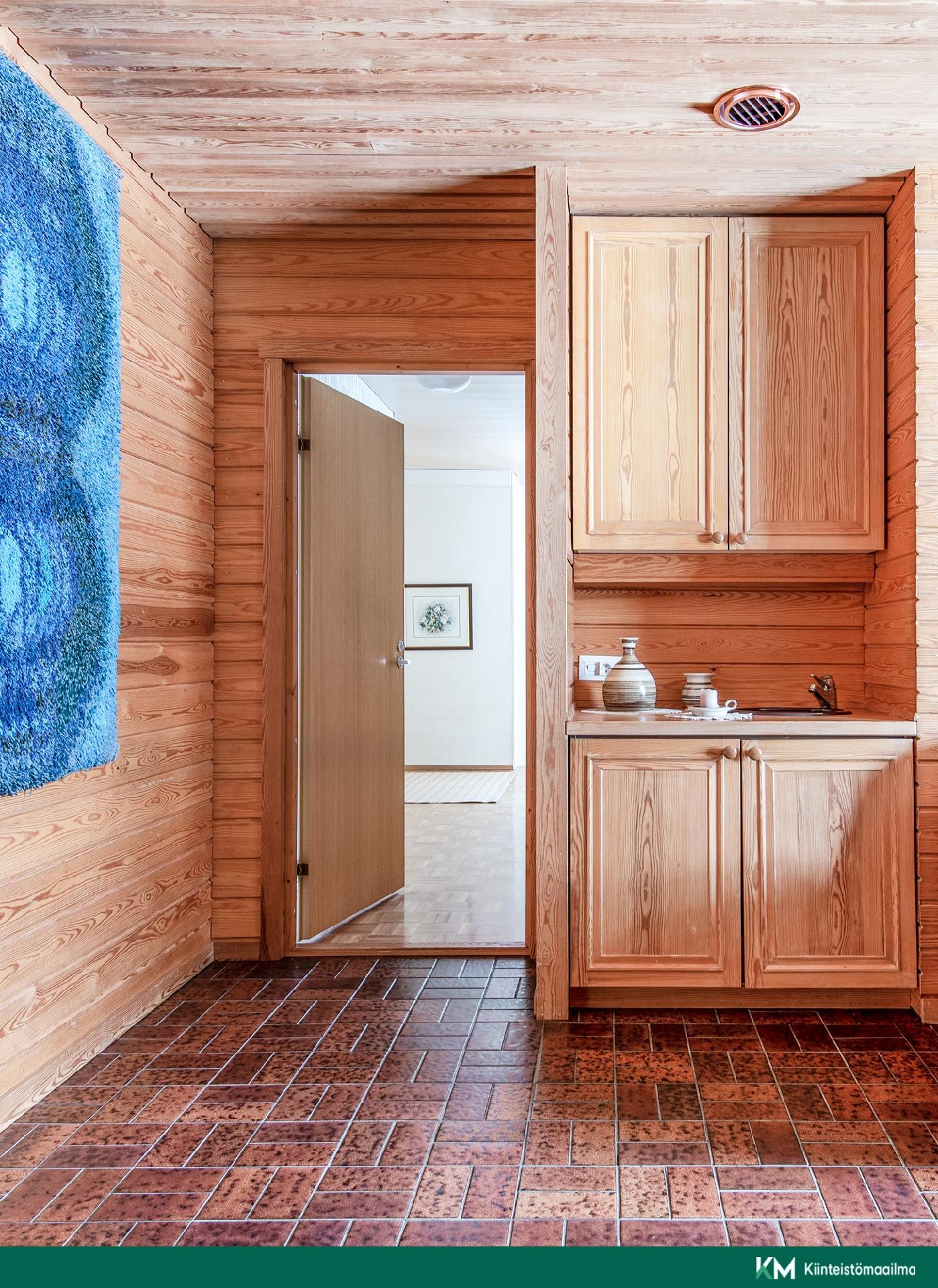 Takkahuoneen kaapisto/vesipiste