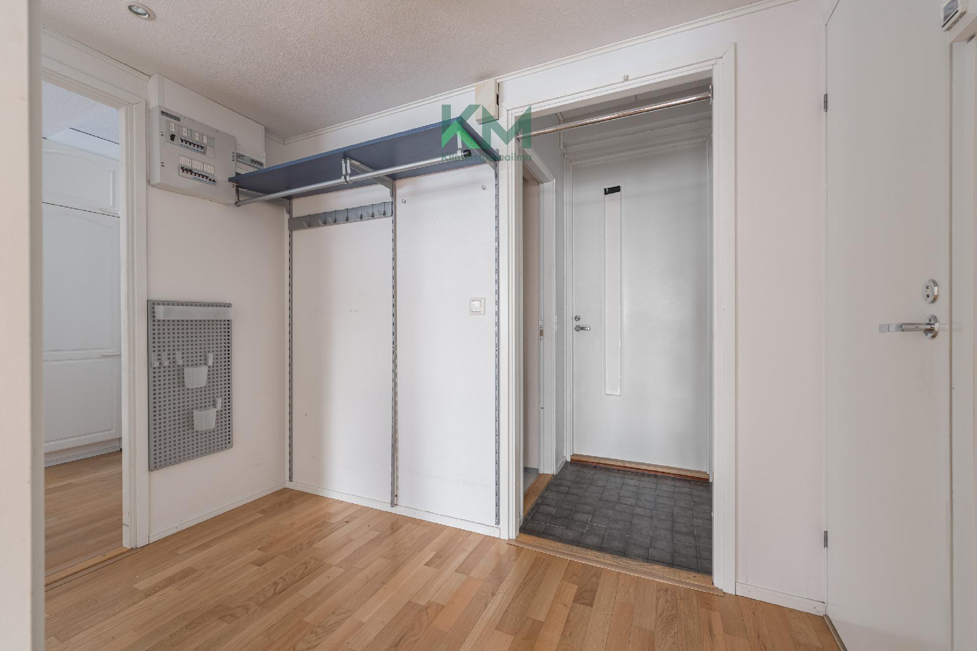 Pienestä eteisestä käynti vaatehuoneeseen