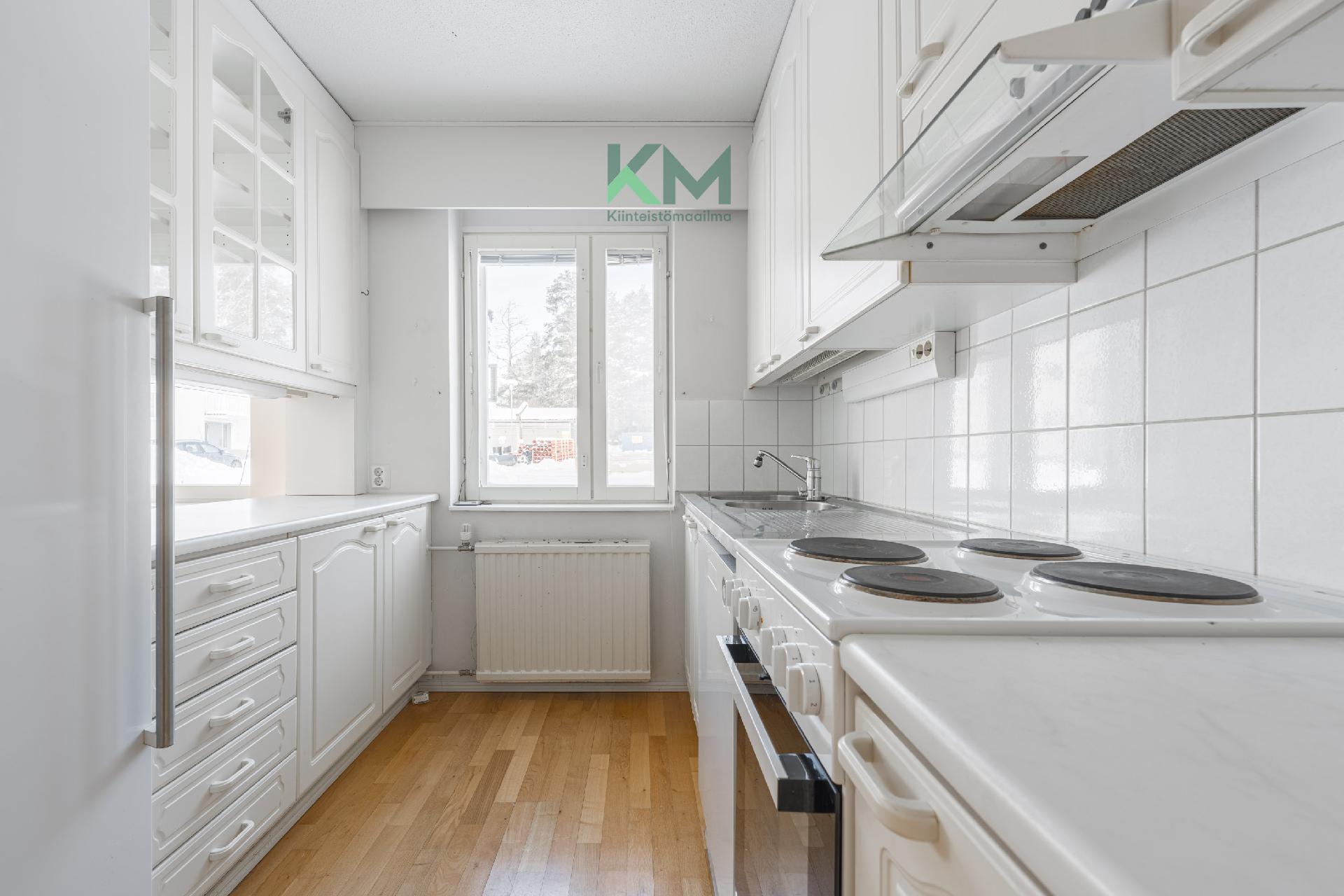 Siisti keittiö lasivitriineineen