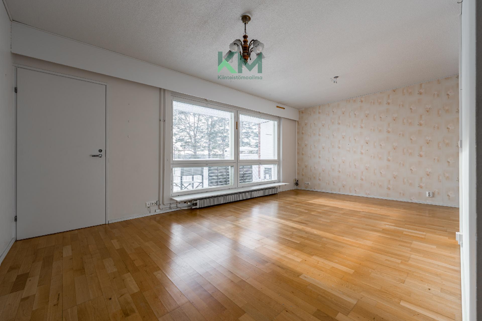 Iso olohuone josta käynti terassille