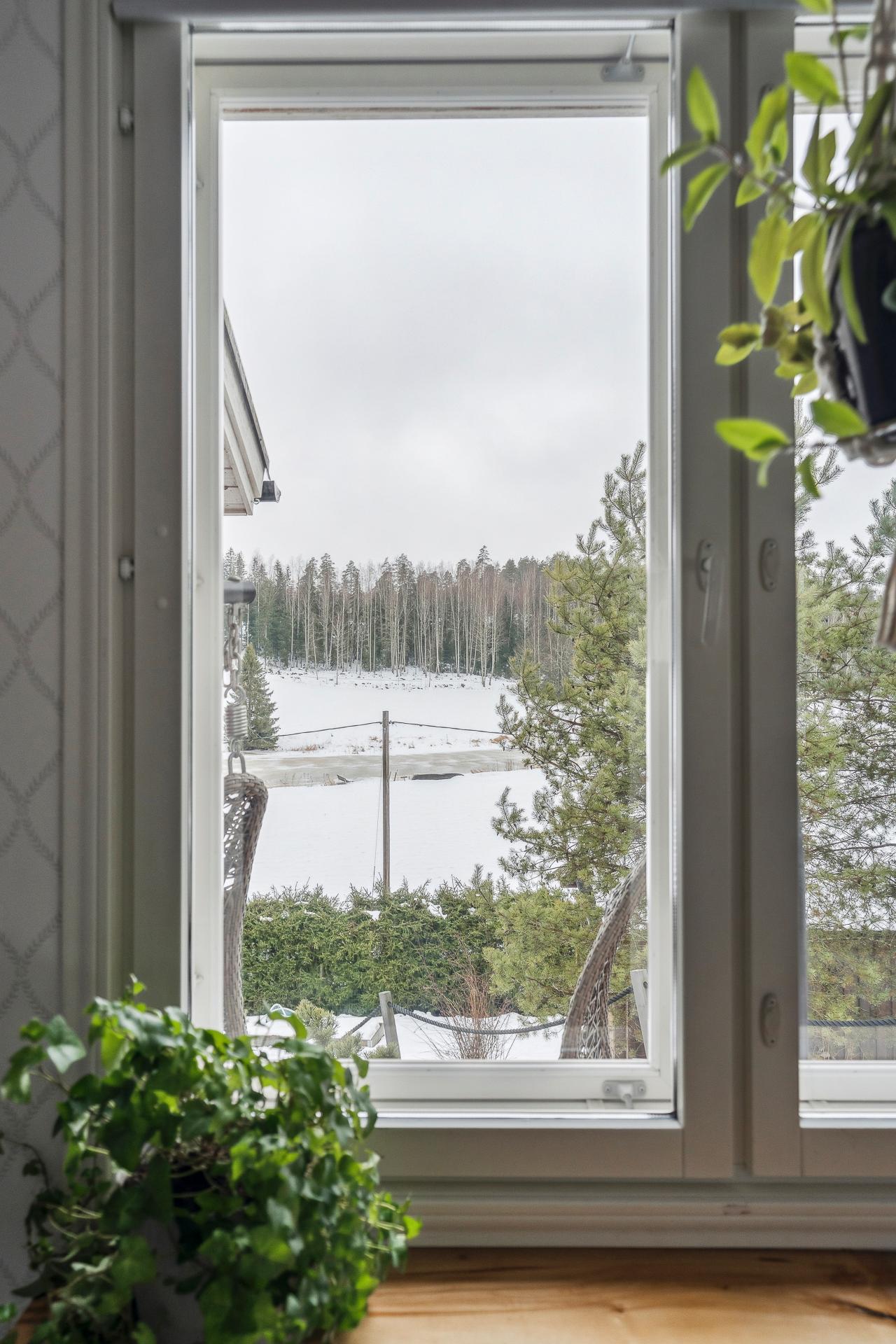 Olohuoneesta avautuu näkymä joelle