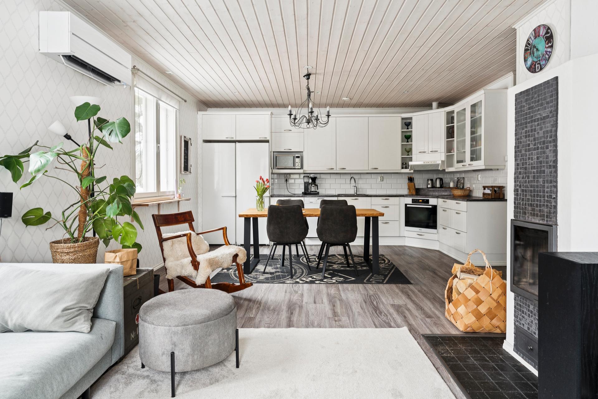 Olohuoneessa varaava takka