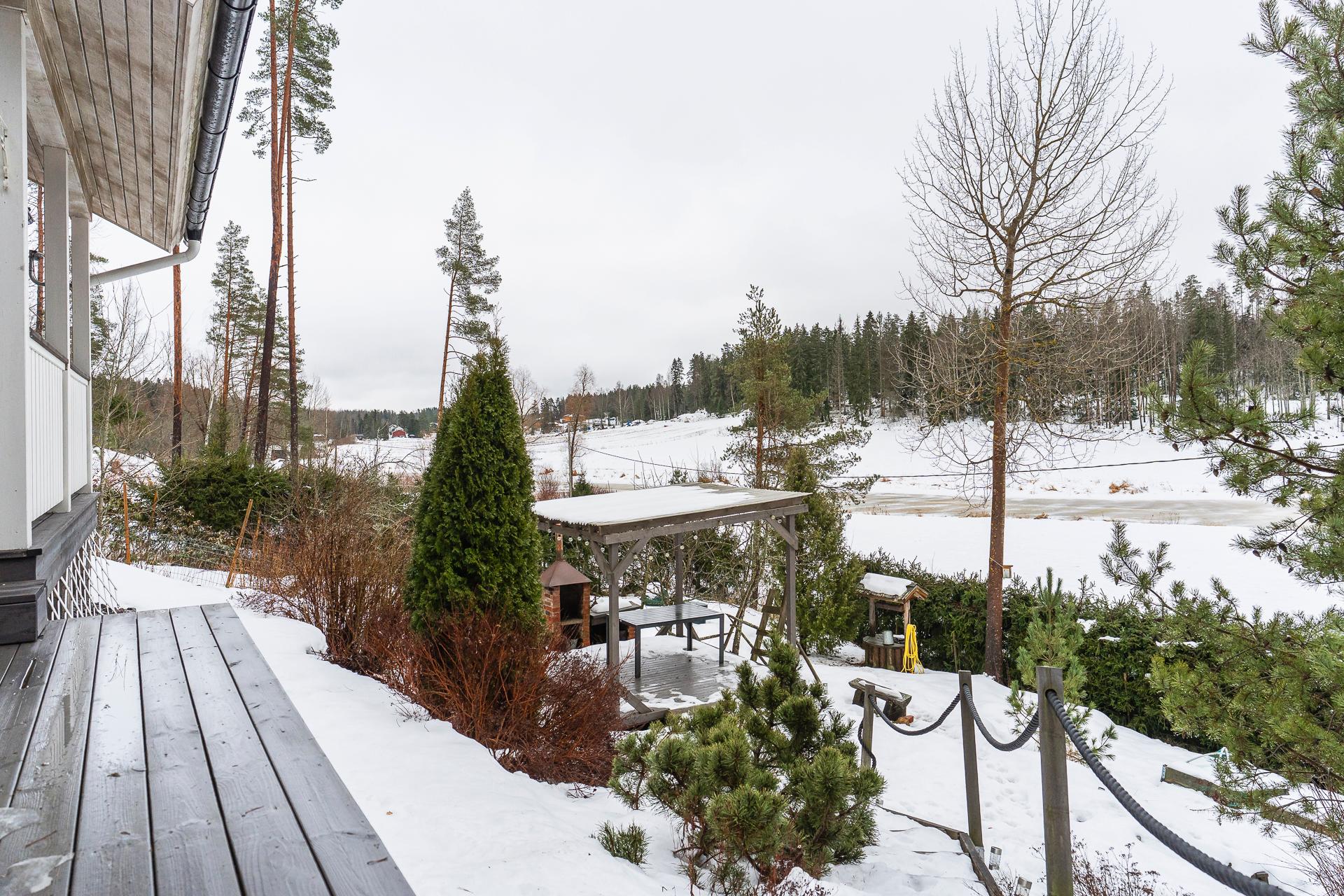 Takapihalla terassi ja pergola