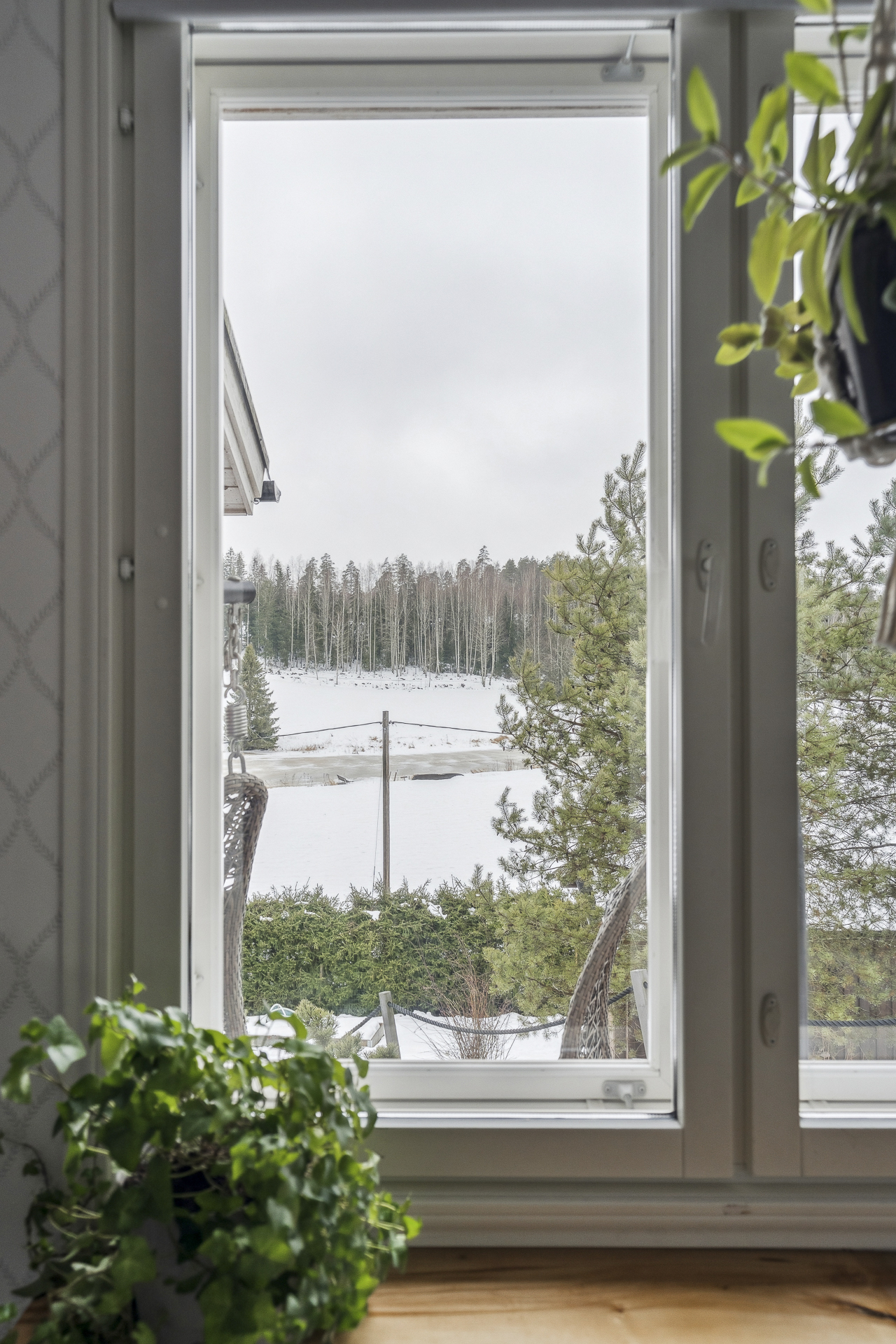 Olohuoneesta avautuu näkymä joelle
