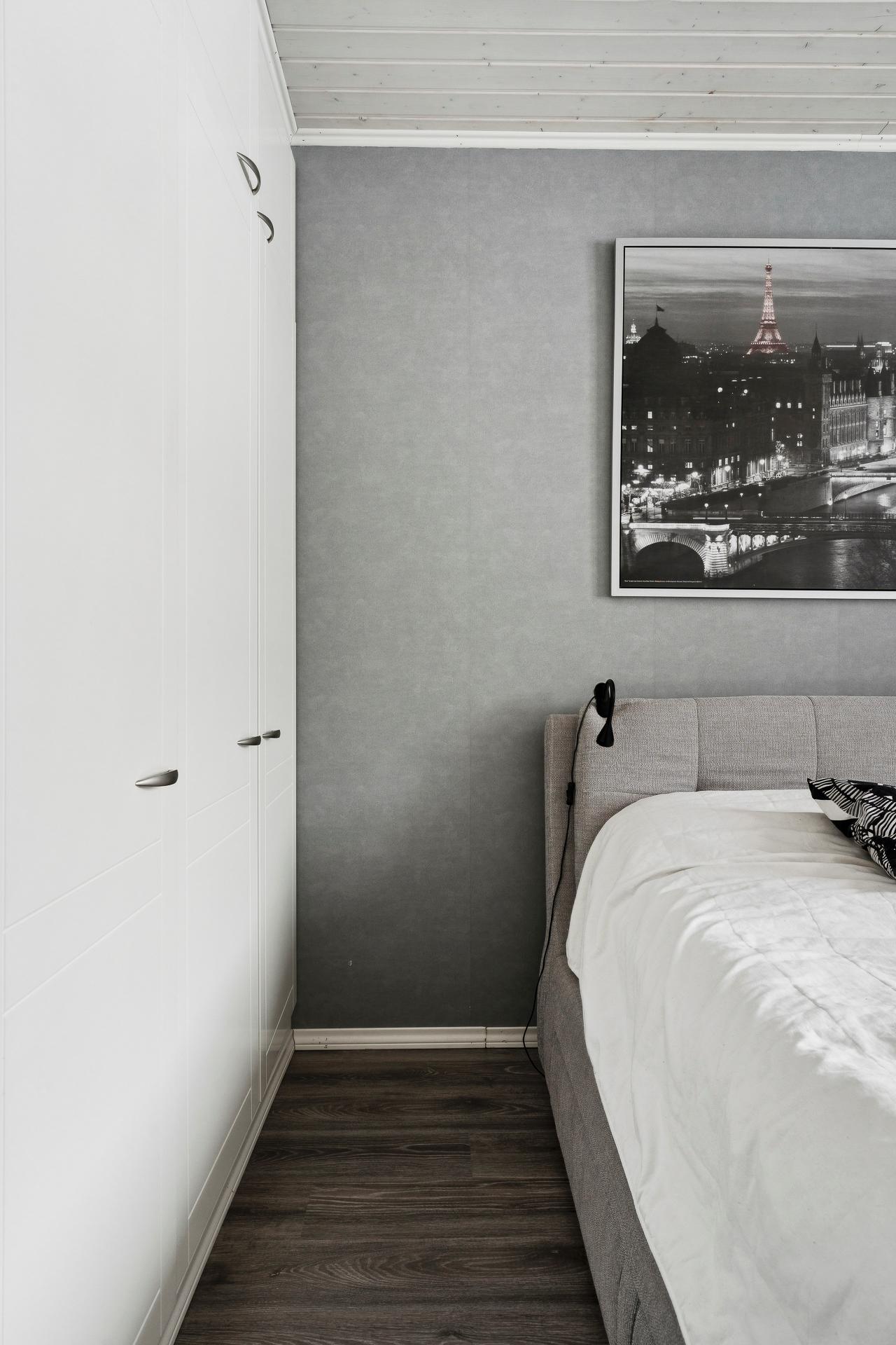 Suuremmassa mmakuuhuoneessa kaapistot