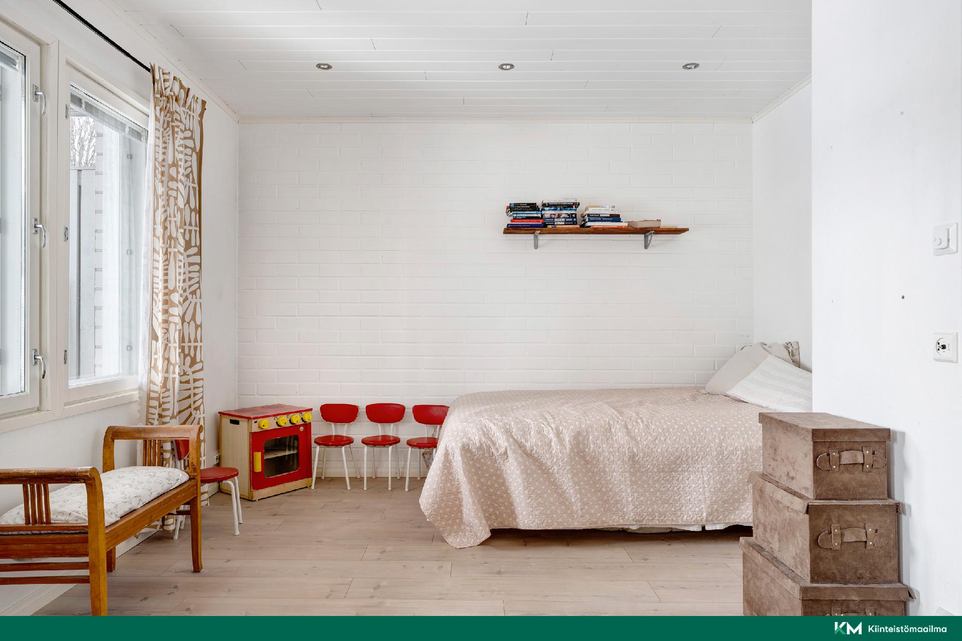 Alakerran makuuhuoneen voi jakaa tarvittaessa kahdeksi huoneeksi