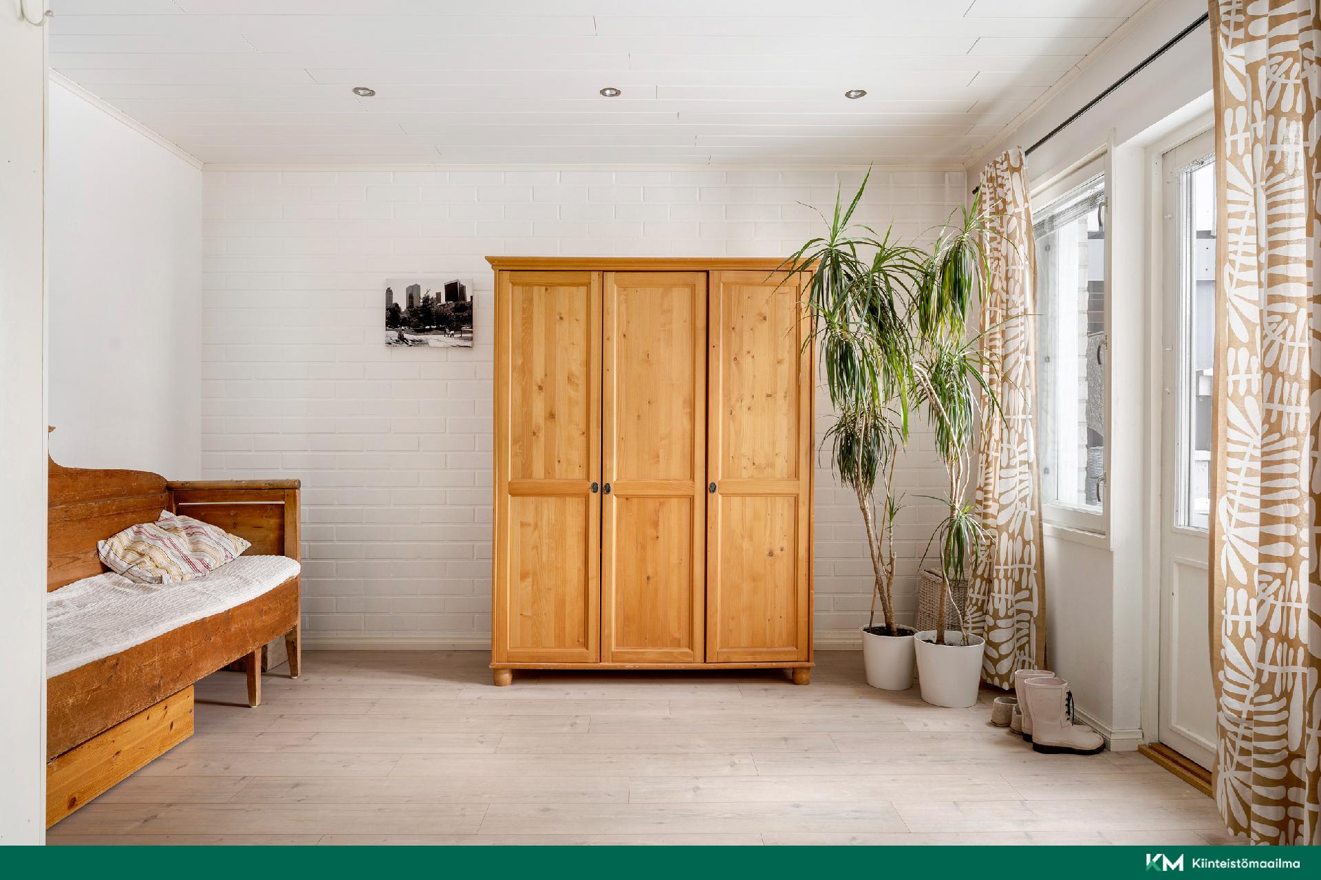 Alakerran makuuhuoneen voi jakaa tarvittaessa kahdeksi huoneeksi