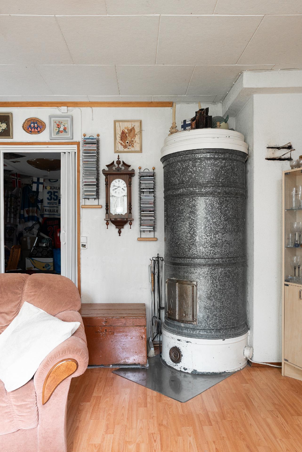 olohuoneessa pönttöuuni