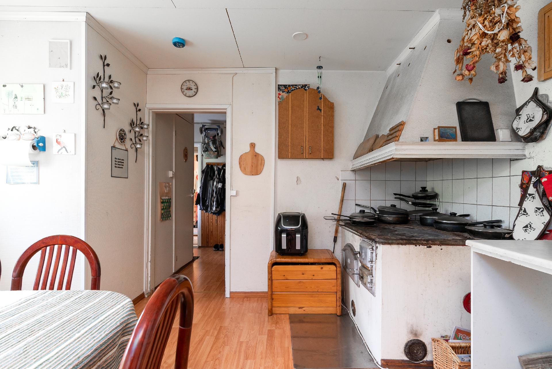 keittiössä puuhella