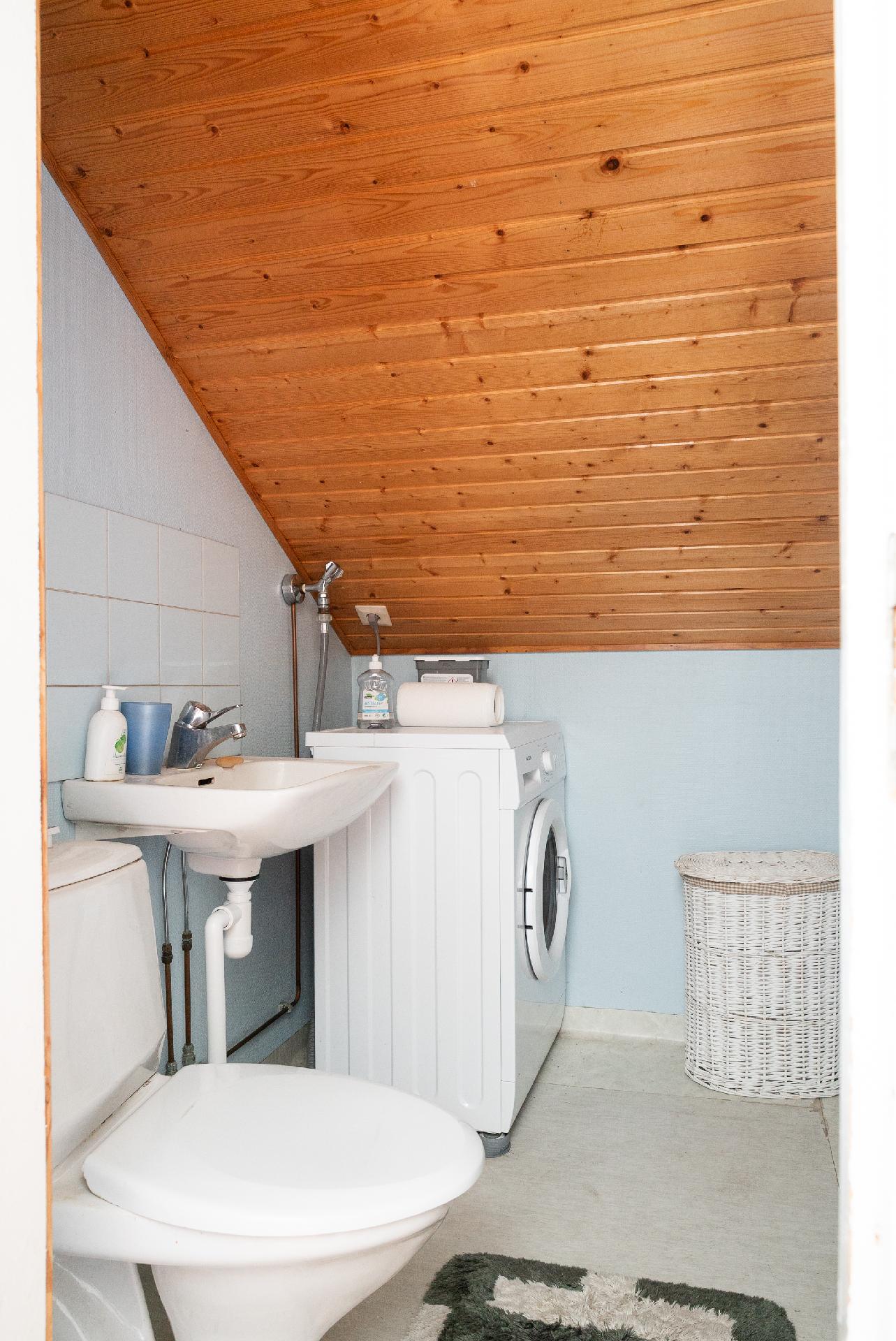 yläkerra kylpyhuone