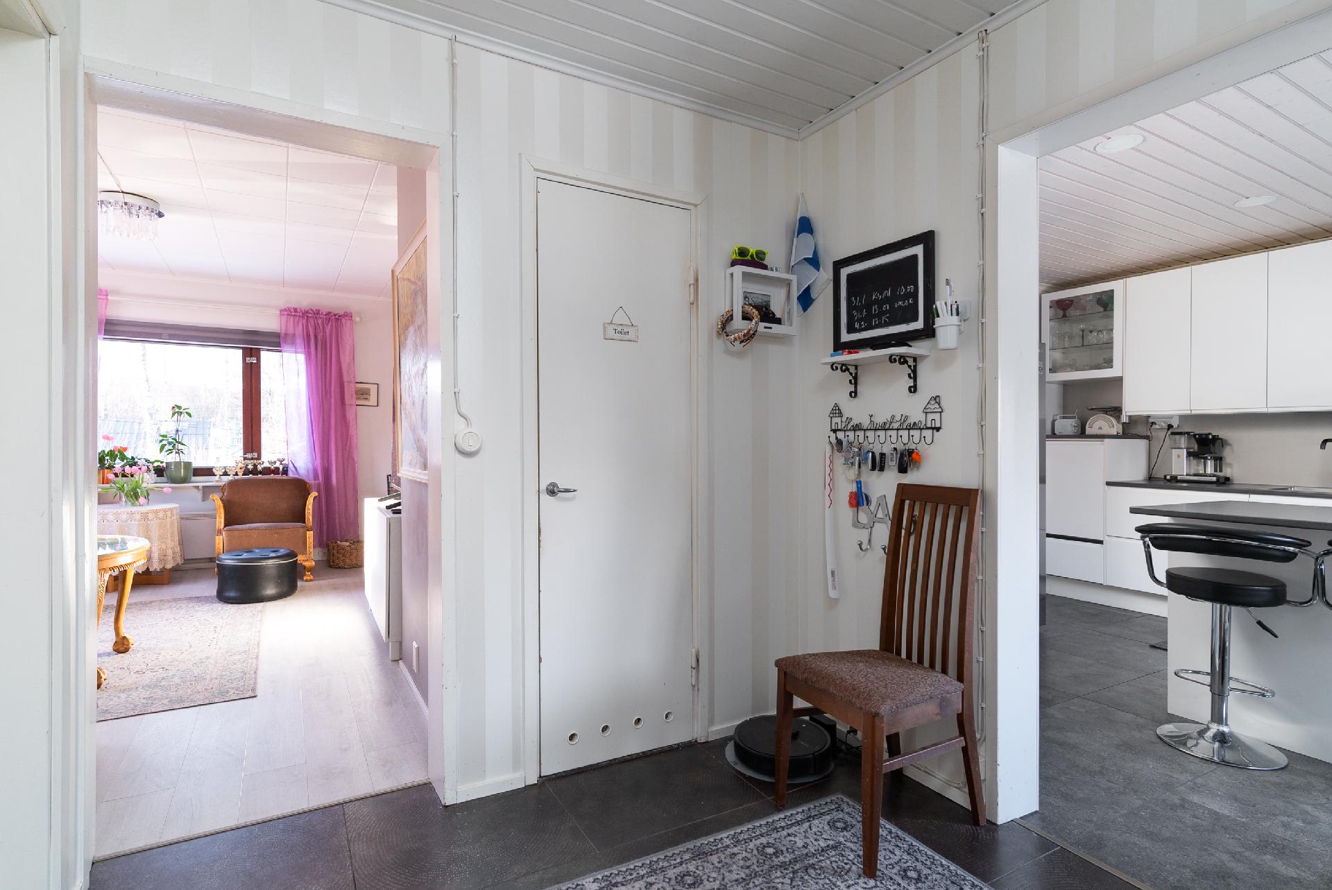 eteisestä näkymä keittiöön ja olohuoneeseen