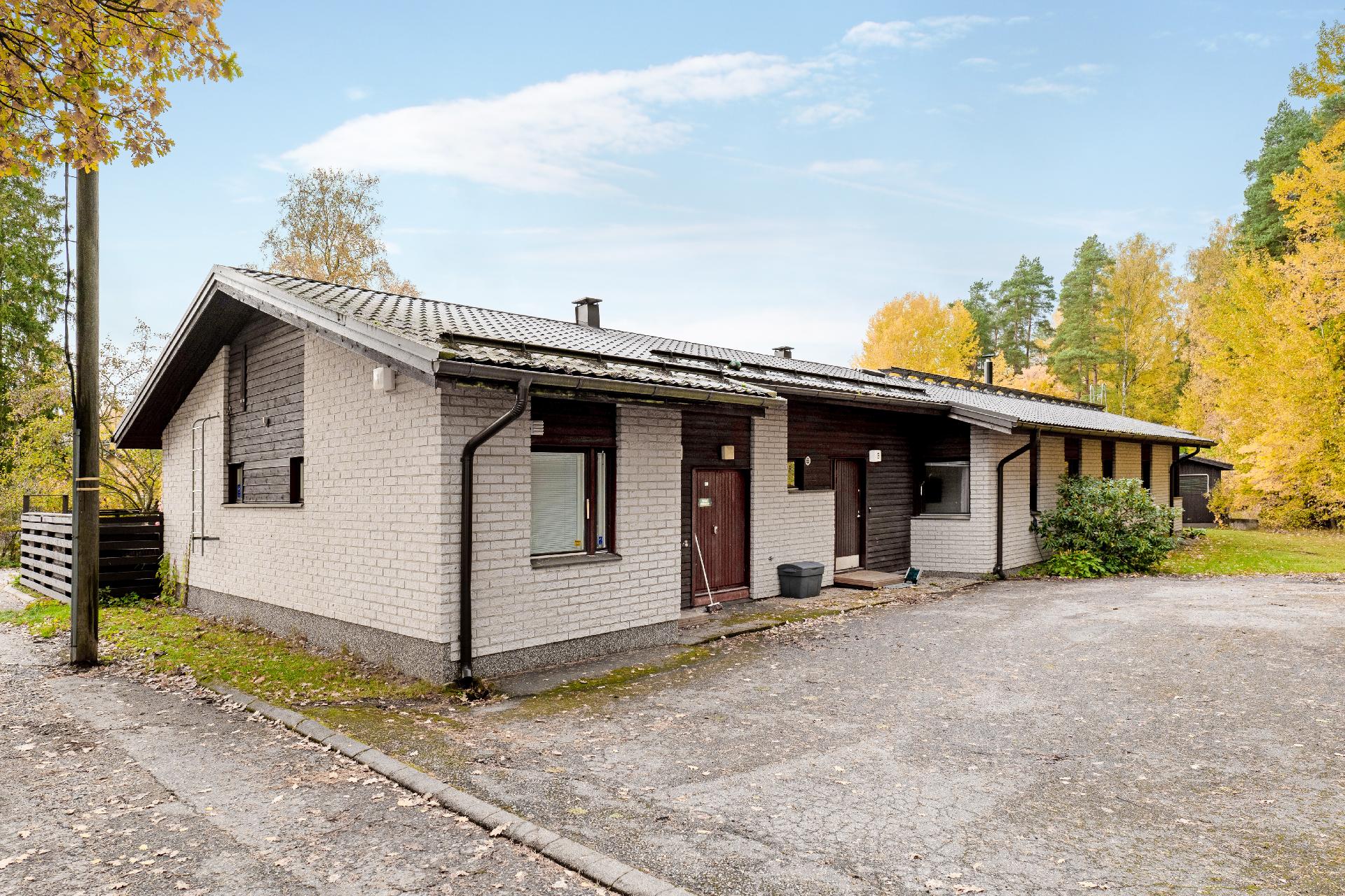 Asuinrakennus edestä ja pihapaikat autolle