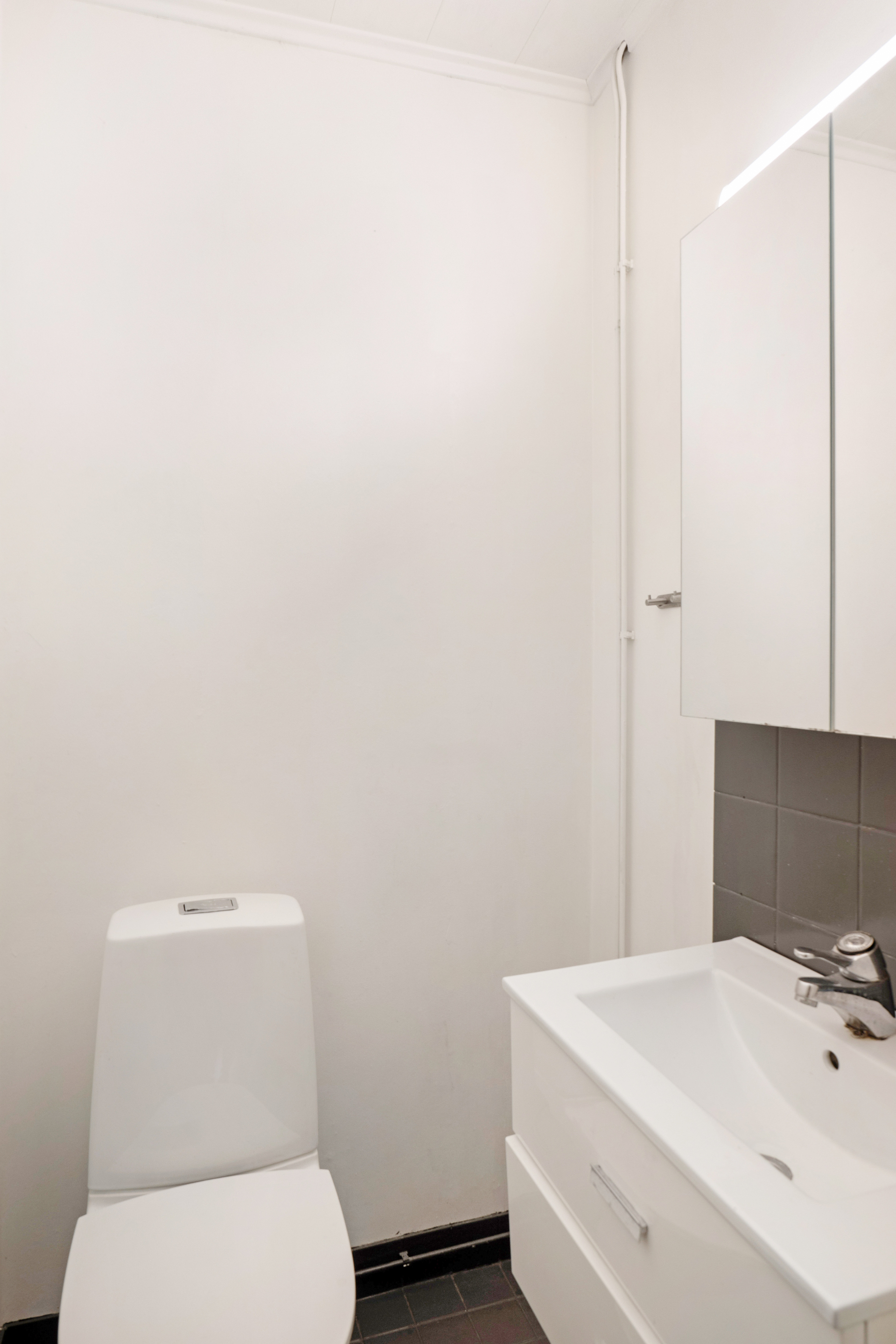 Kylpyhuoneesta erillinen wc