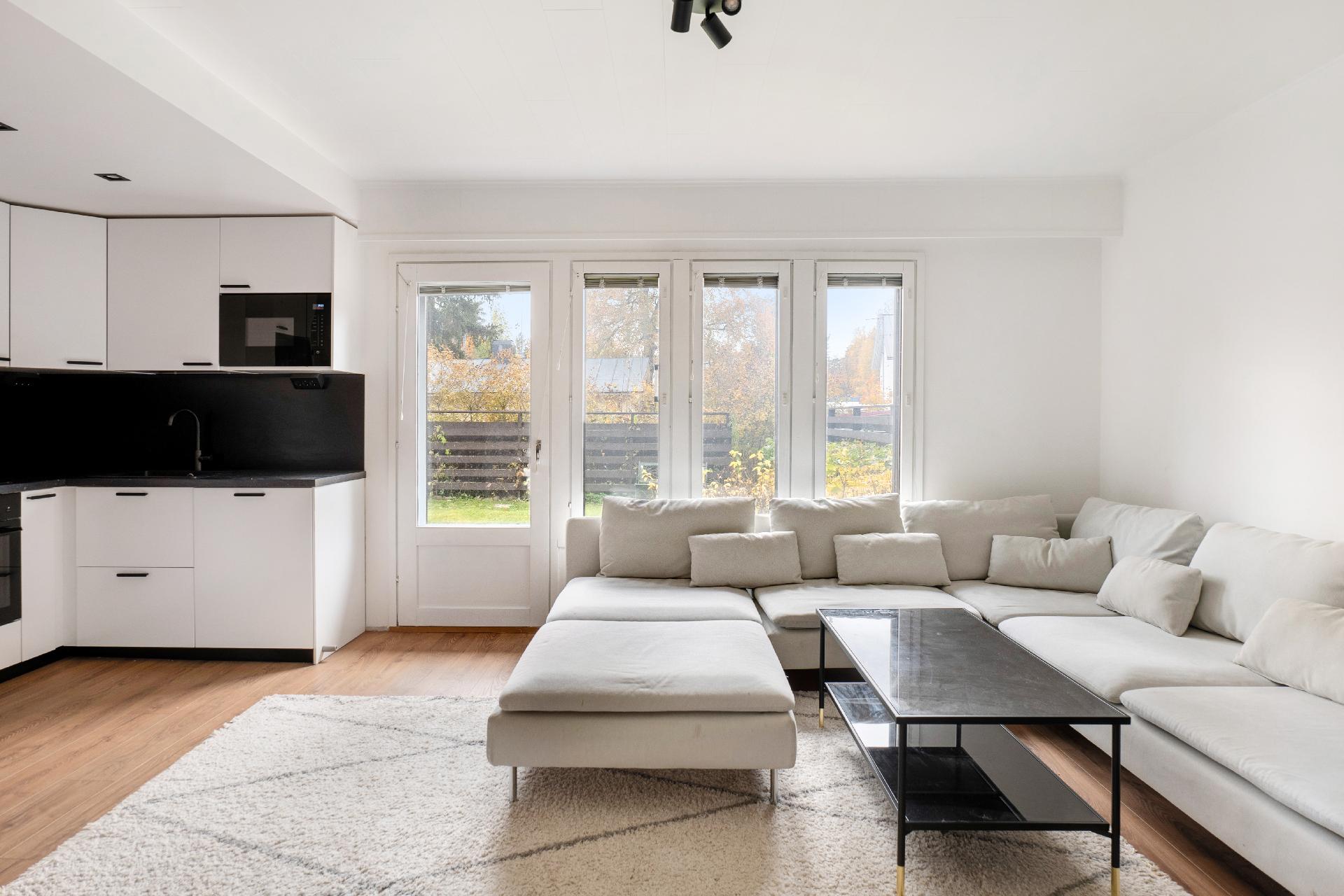 Olohuone ja avokeittiö