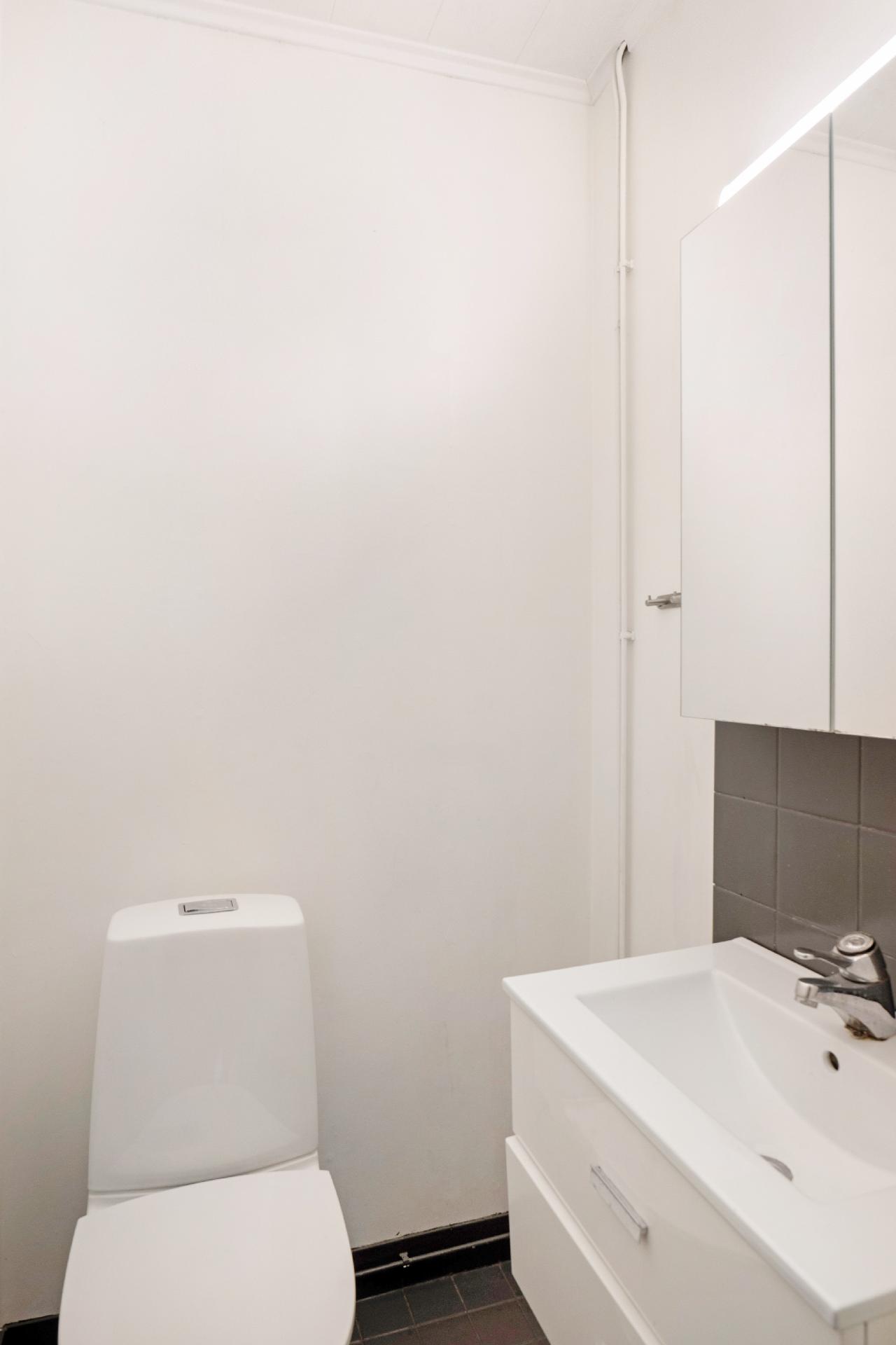 Kylpyhuoneesta erillinen wc