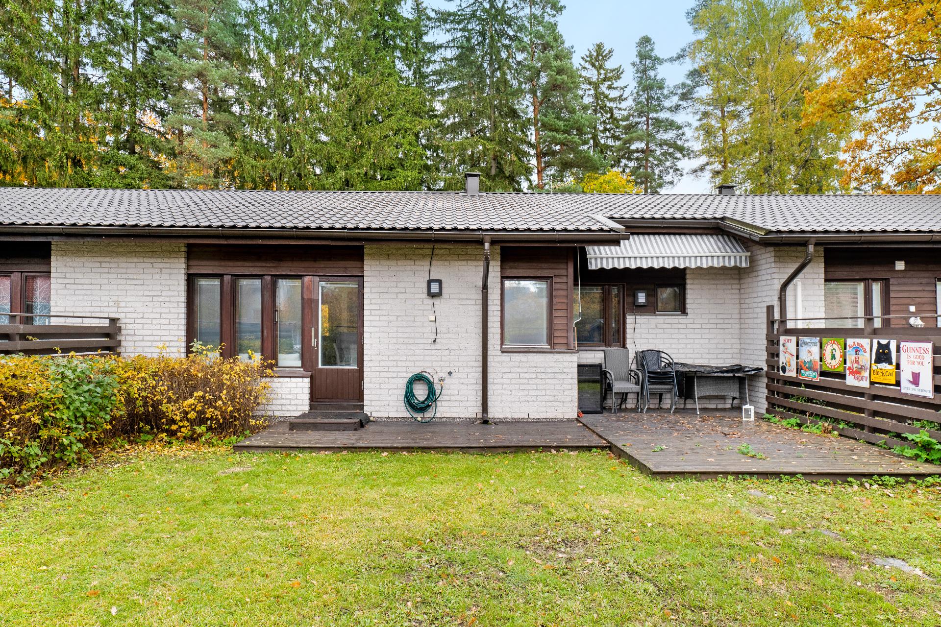 Hyvän kokoinen terassi ja takapiha