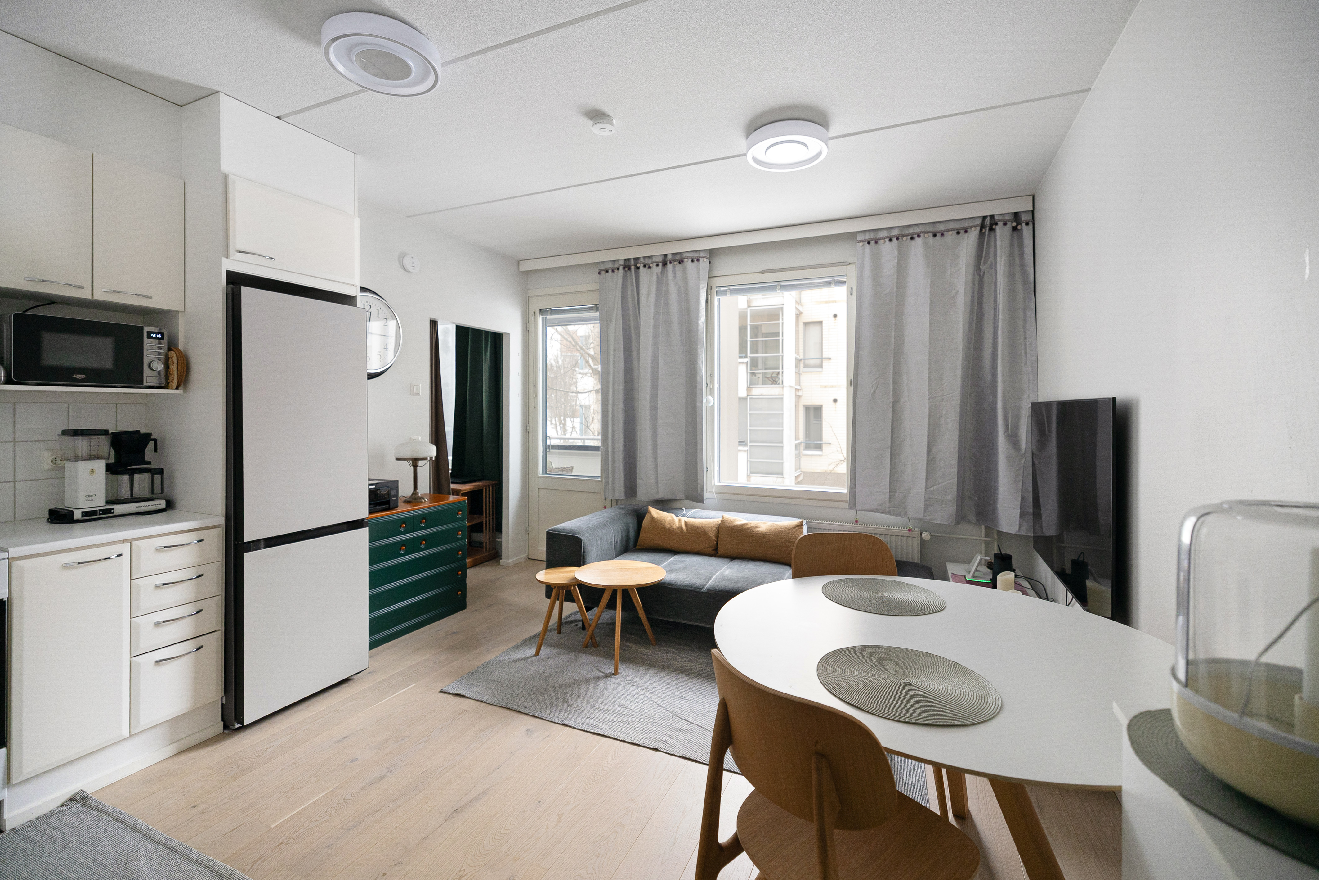 Olohuoneesta käynti lasitetulle parvekkeelle