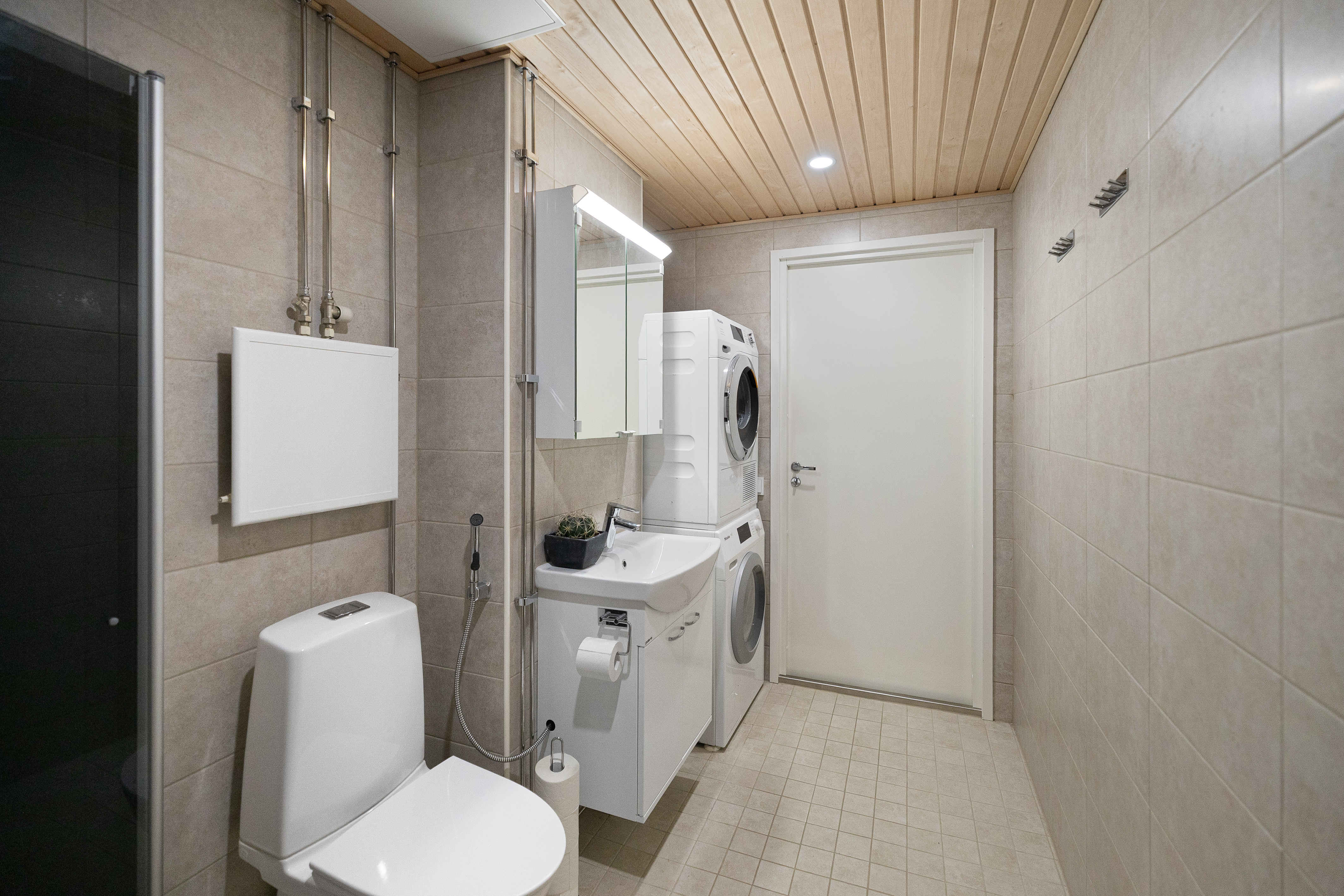 Kylpyhuoneessa on paikka pesutornille