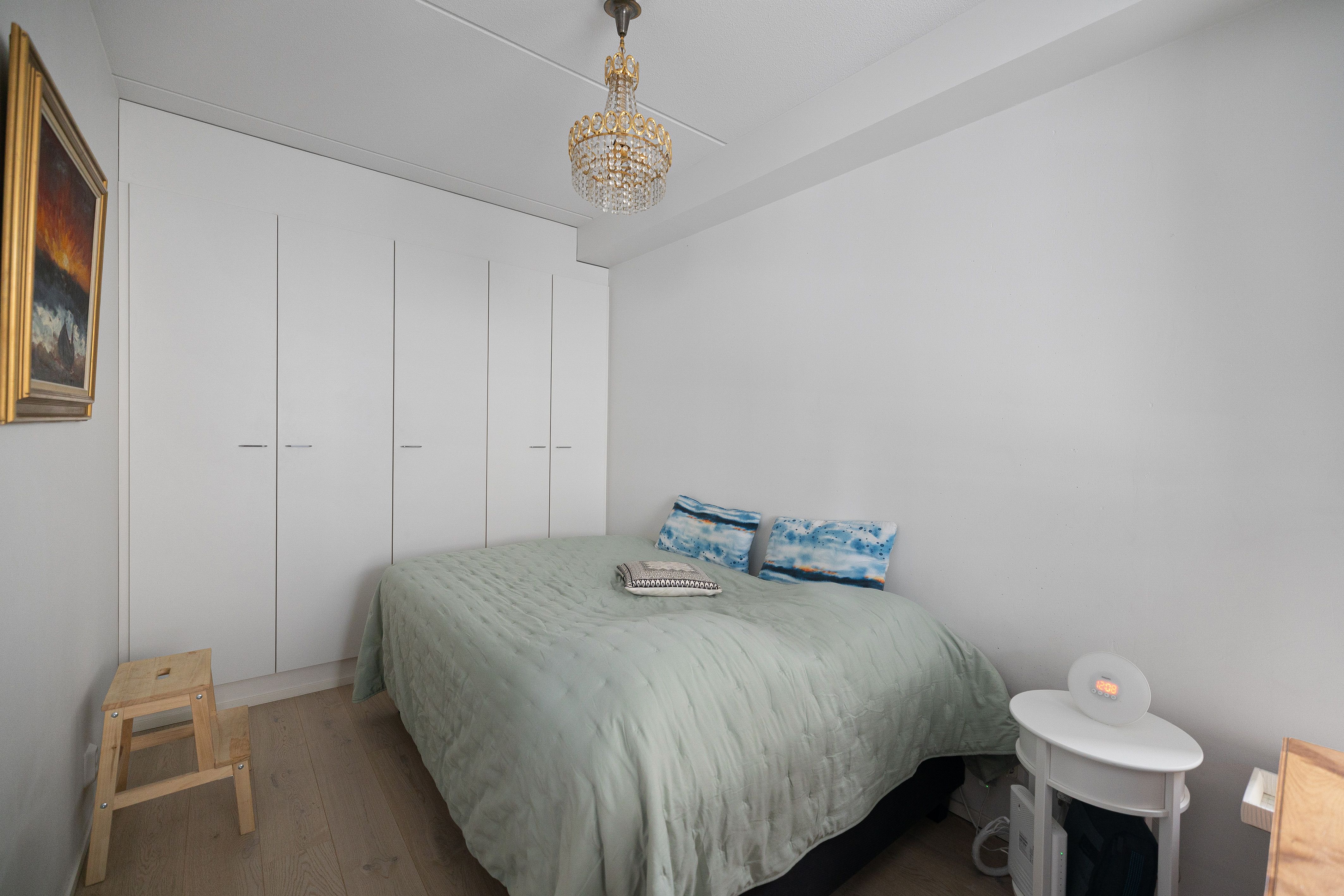 Makuuhuoneessa on kaapistot