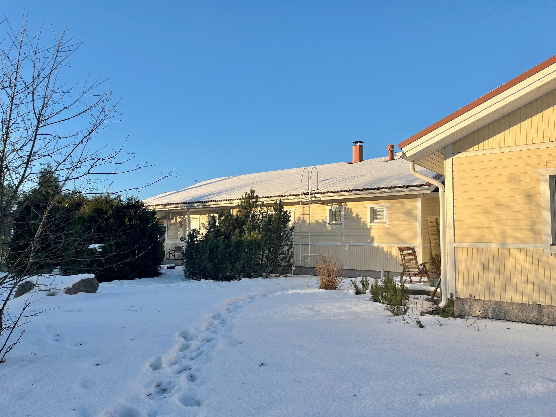 Takapiha talvimaisemassa