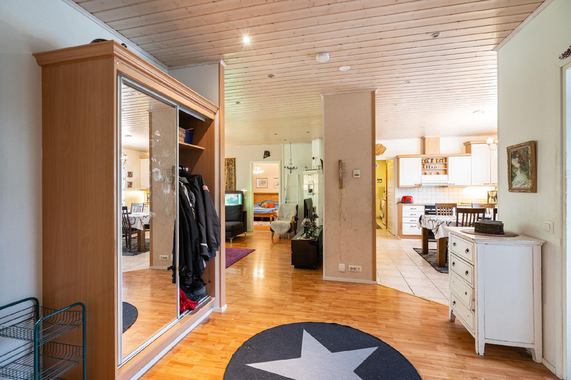 Eteinen, kulku keittiöön oikealla ja kulku olohuoneeseen vasemmalla