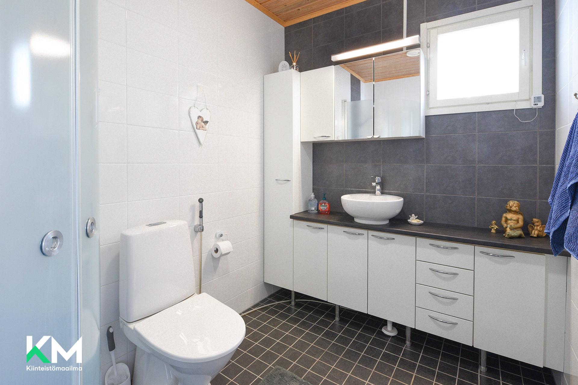 Makuuhuoneen yhteydessä oleva kylpyhuone/wc. 