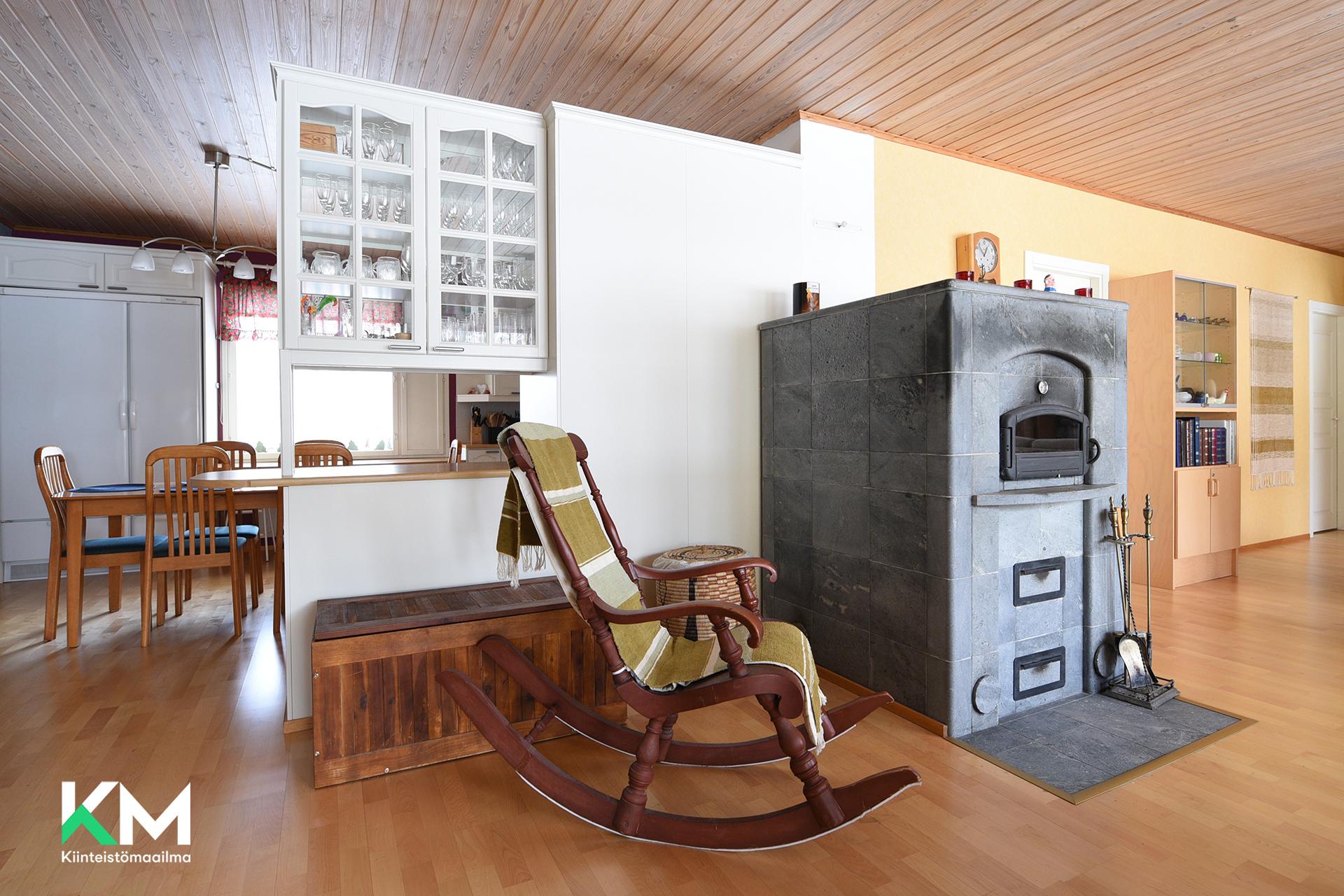 Kuva jossa näkyy keittiötä ja osittain olohuonetta. 