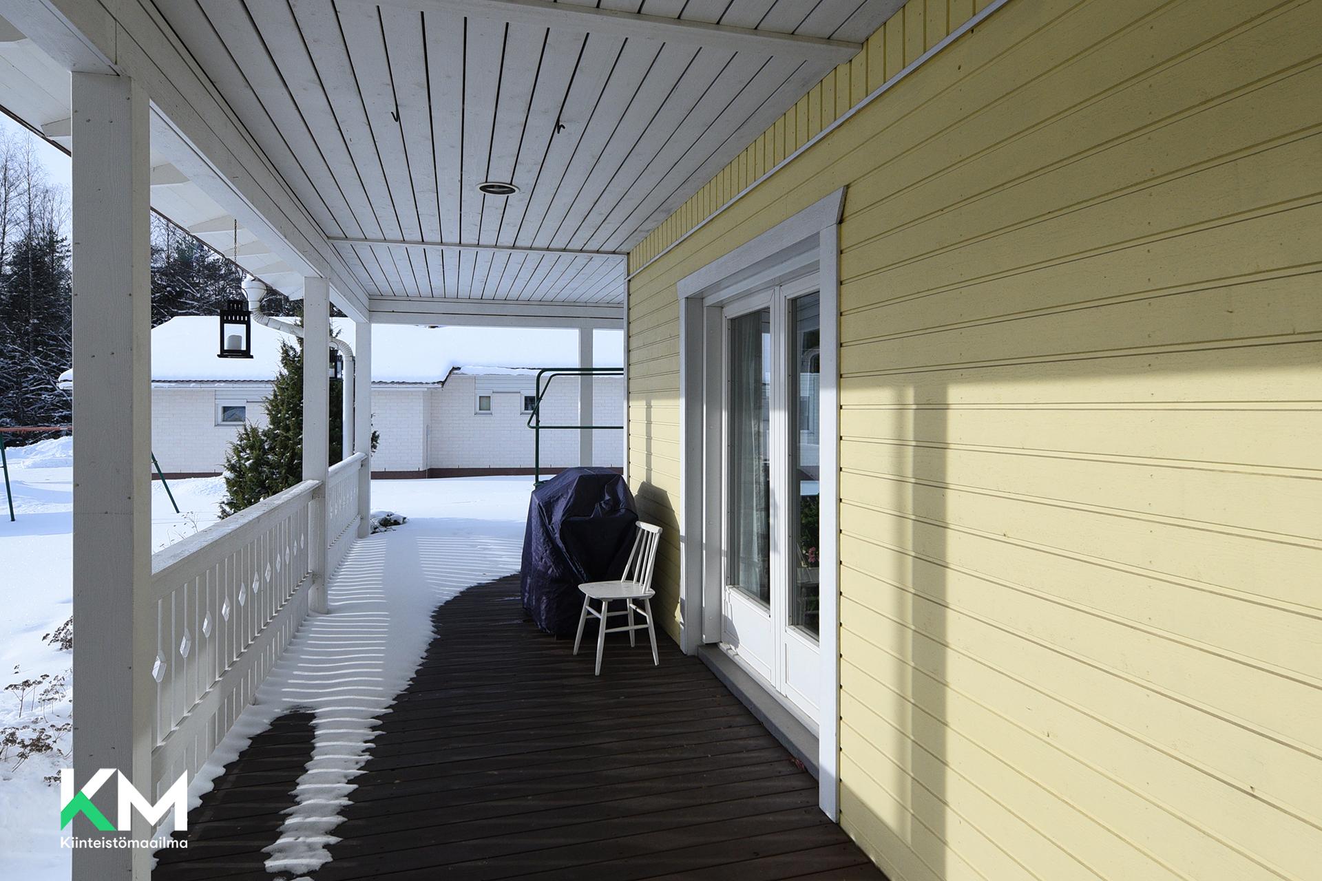 Katettu terassi / takkahuoneen lasipariovet. 