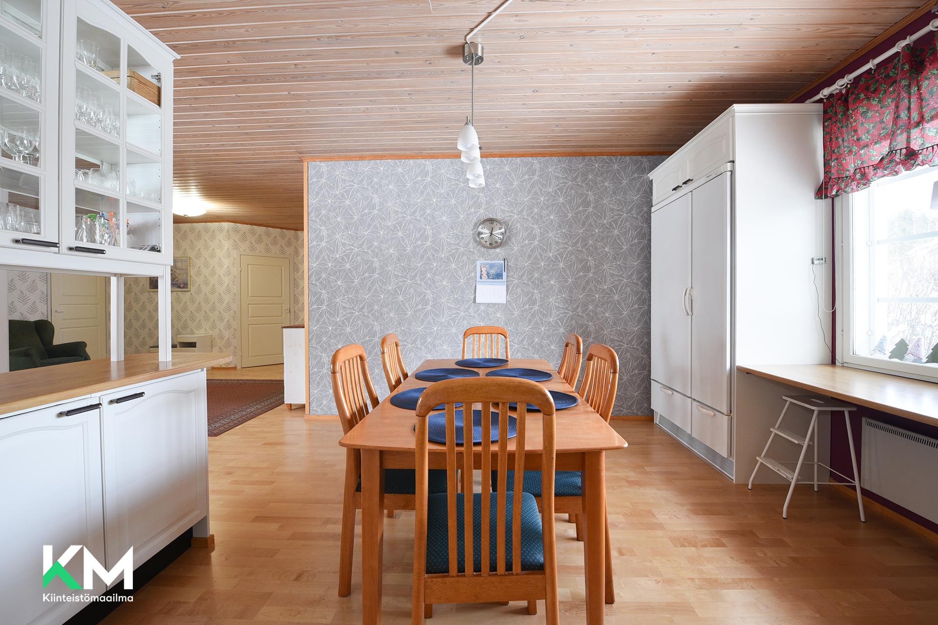 Keittiön ruokailutila. 