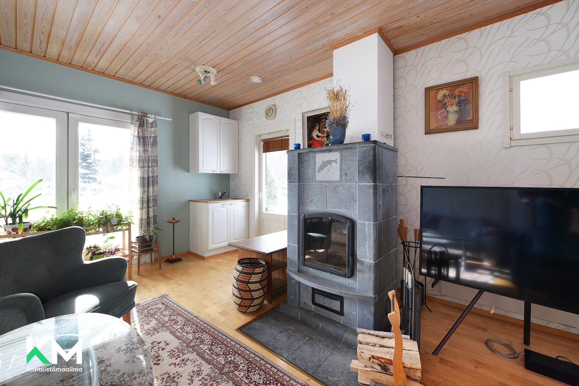 Erillinen takkahuonekuv, josta pariovet osittain katetulle terassille. a