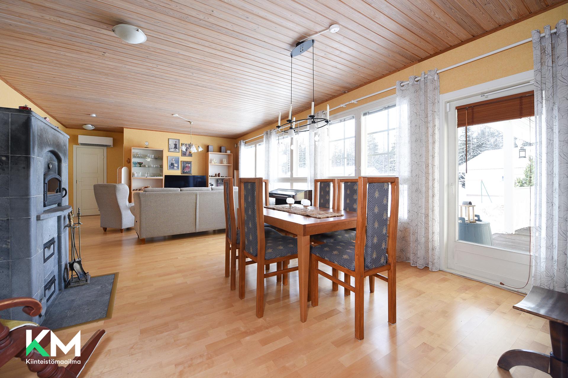 Olohuone/ ruokailutila