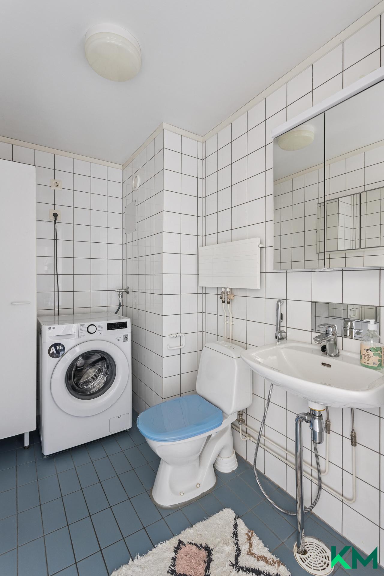 erillinen wc, jossa perheen pyykkihuolto