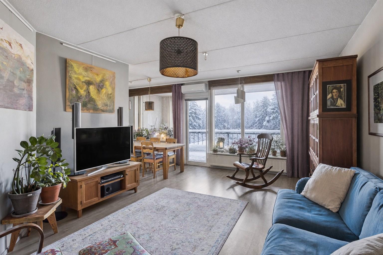 Tilava olohuone yhdistyy ruokailutilaan